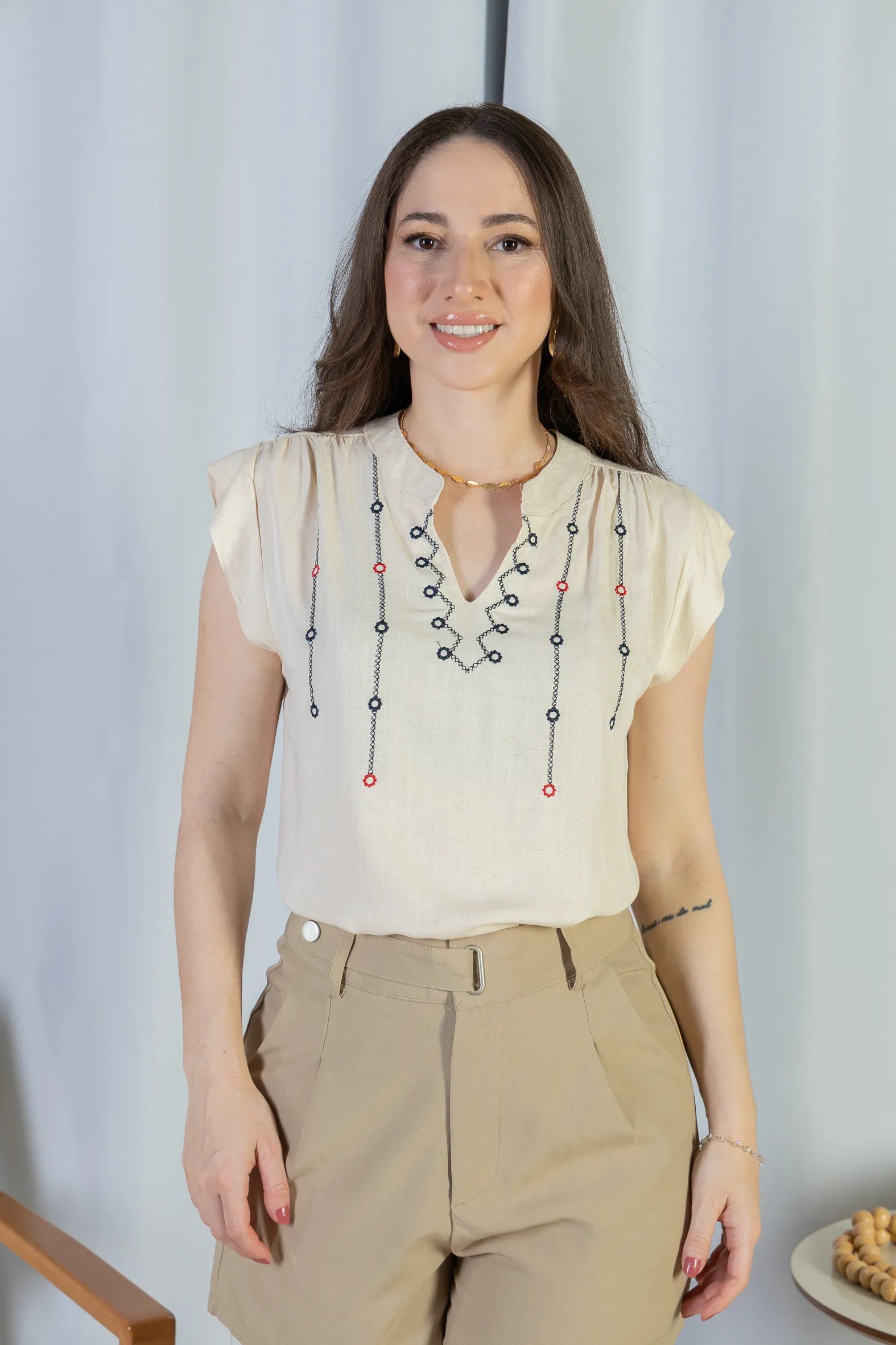 Blusa Regata Pregas Detalhe Decote "V" Visco-linho Lisandra Creme