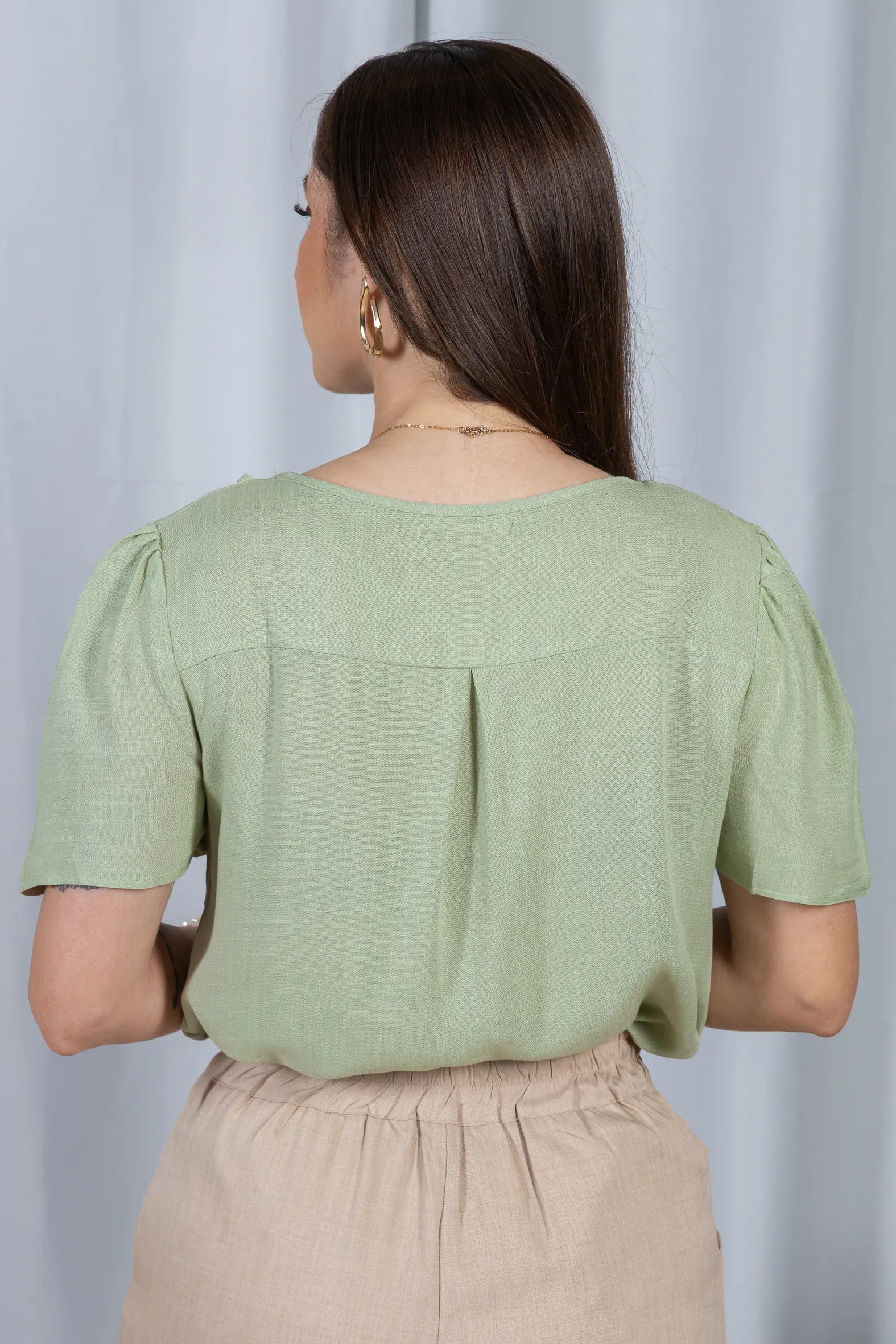 Blusa Manga Curta Visco-Linho Detalhe Colo Entrelaçado Naomi Verde