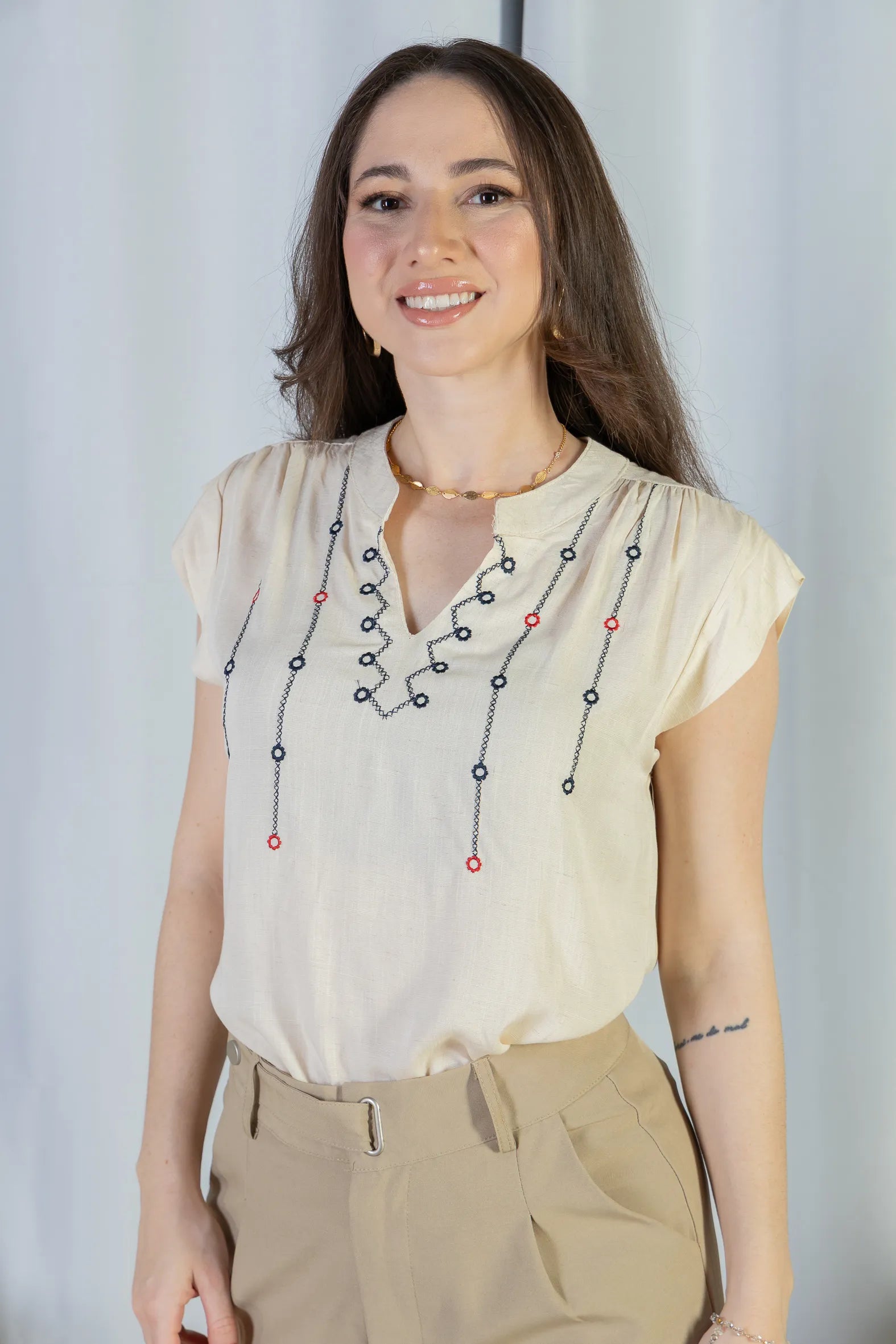 Blusa Regata Pregas Detalhe Decote "V" Visco-linho Lisandra Creme