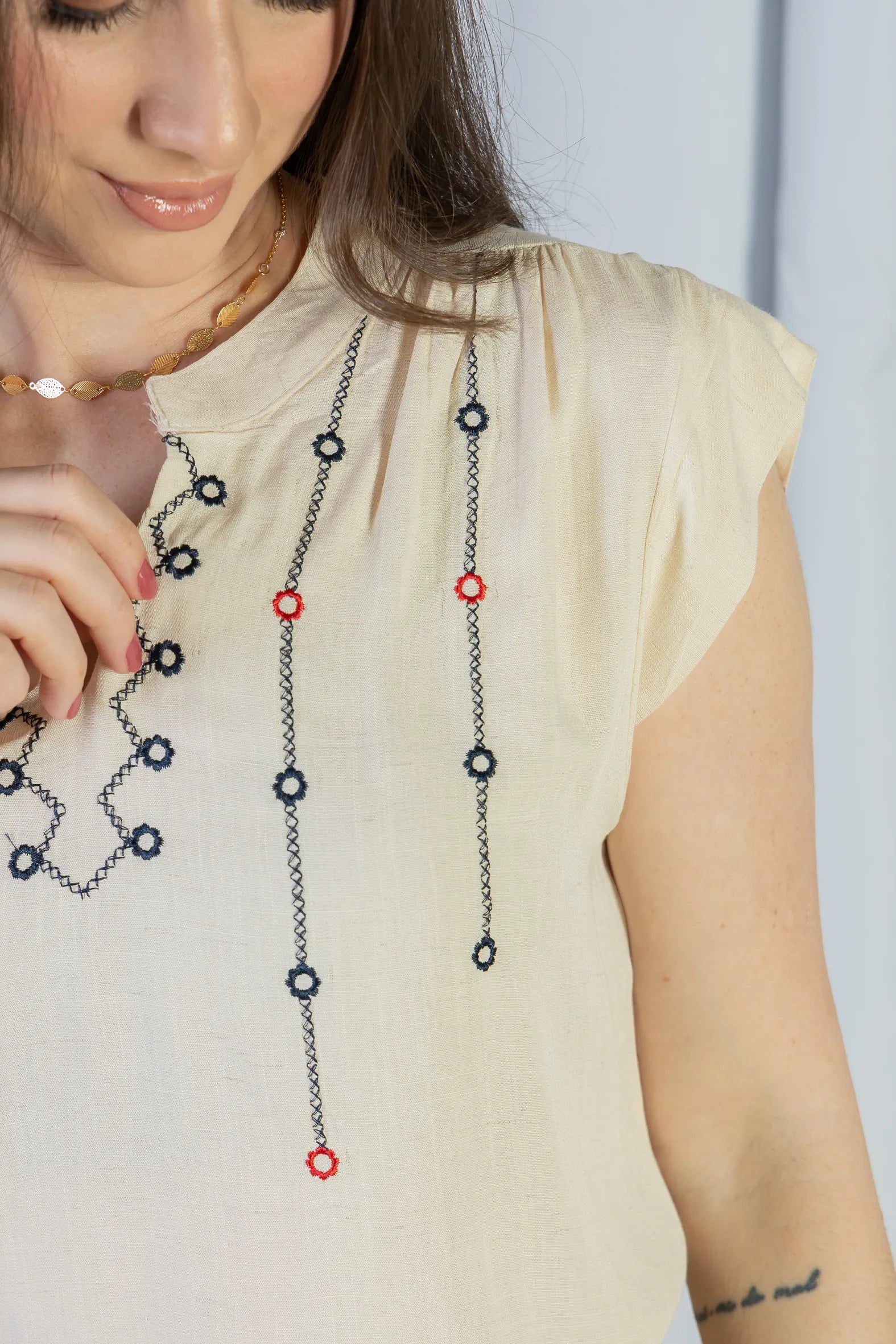 Blusa Regata Pregas Detalhe Decote "V" Visco-linho Lisandra Creme