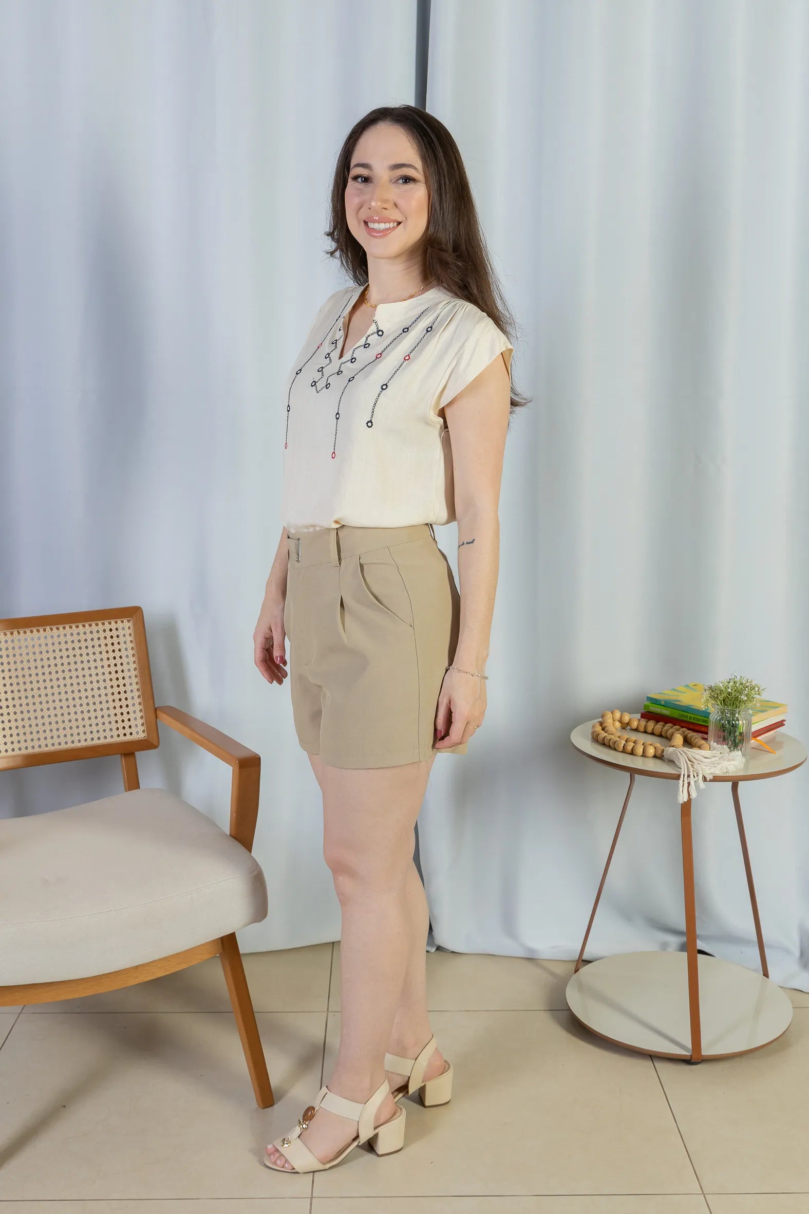 Blusa Regata Pregas Detalhe Decote "V" Visco-linho Lisandra Creme