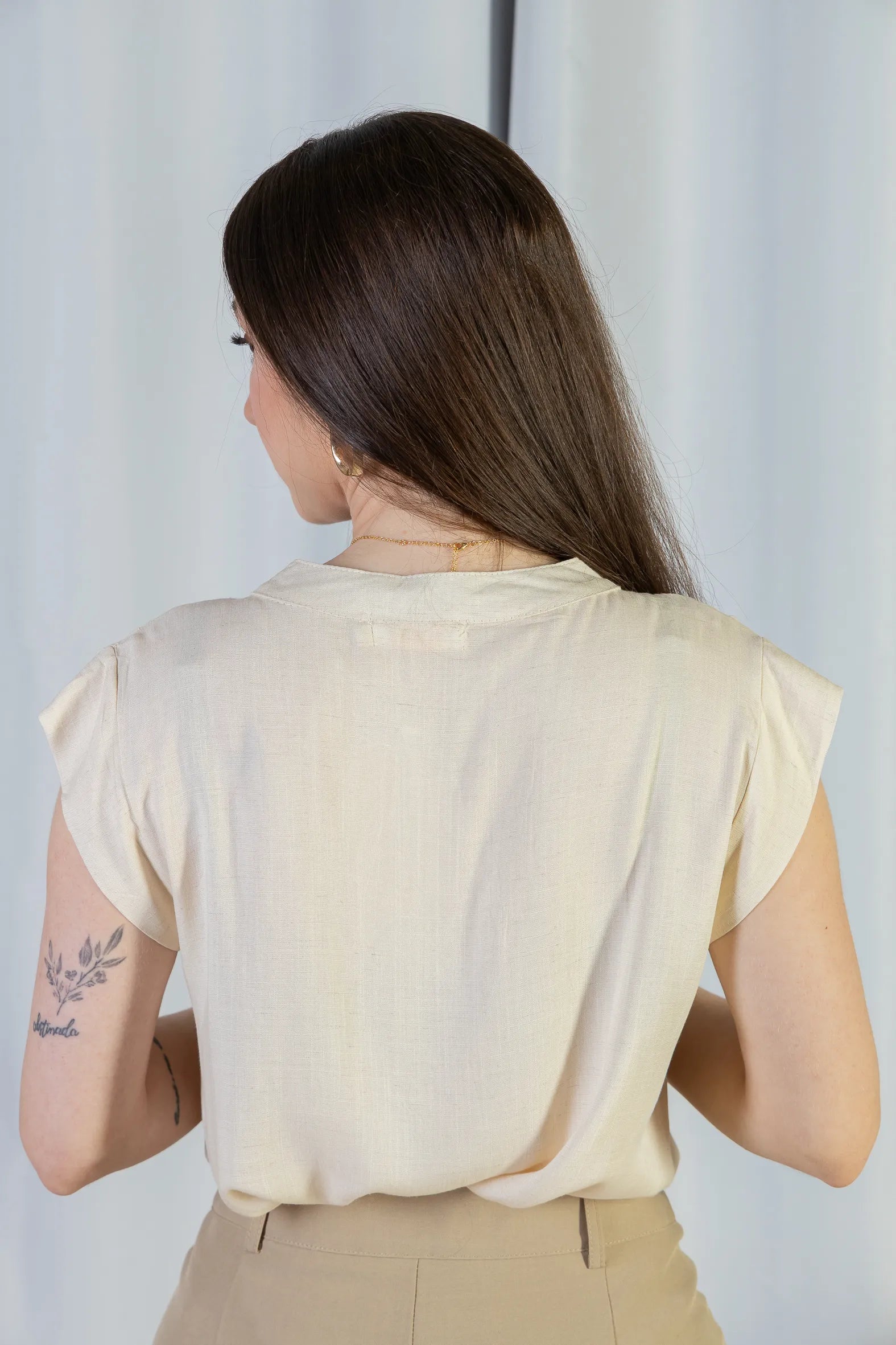 Blusa Regata Pregas Detalhe Decote "V" Visco-linho Lisandra Creme
