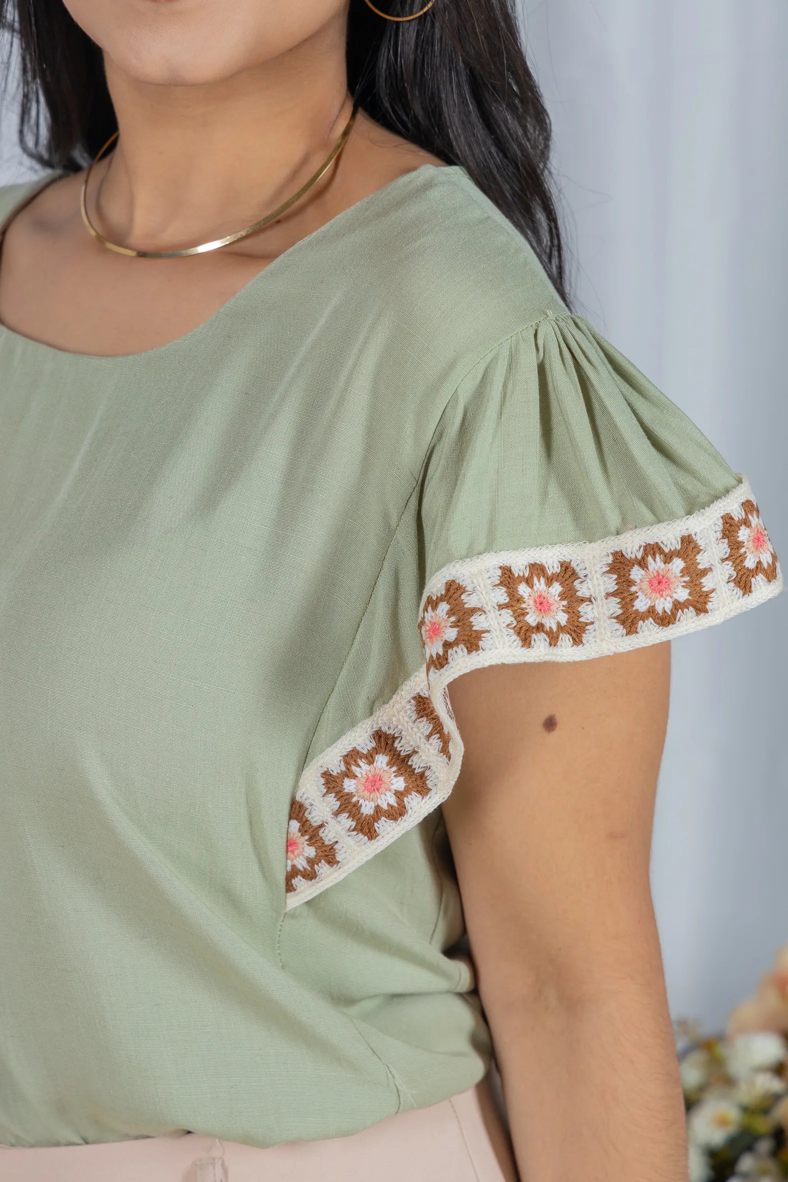 Blusa Manga Curta com Acabamento Bordado em Visco-linho Valéria Verde