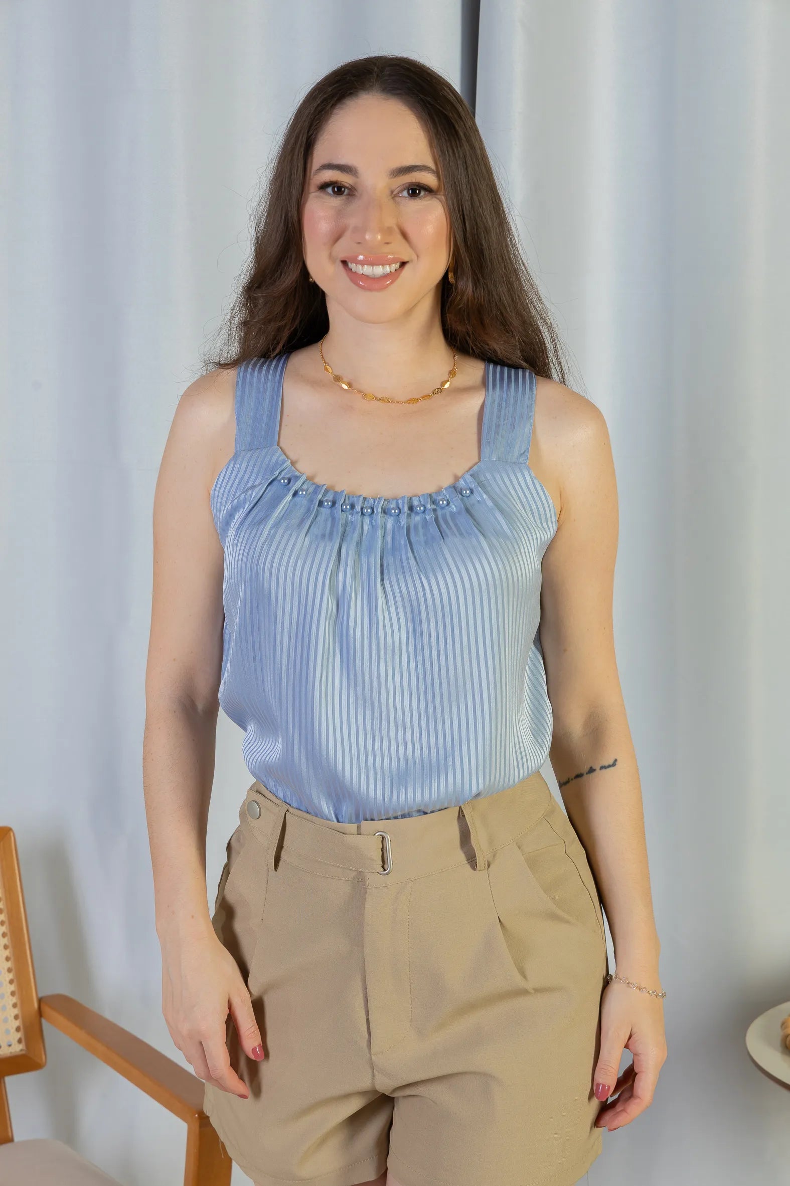 Blusa Regata Detalhe Gola Pérolas Crepe Acetinado Estefani Azul