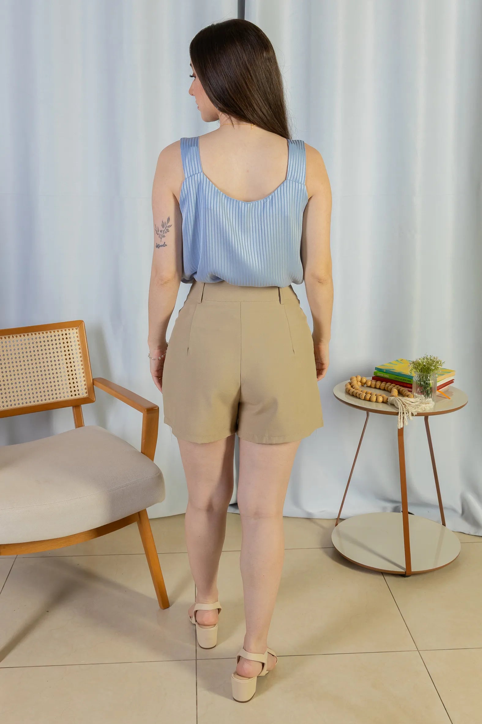 Blusa Regata Detalhe Gola Pérolas Crepe Acetinado Estefani Azul