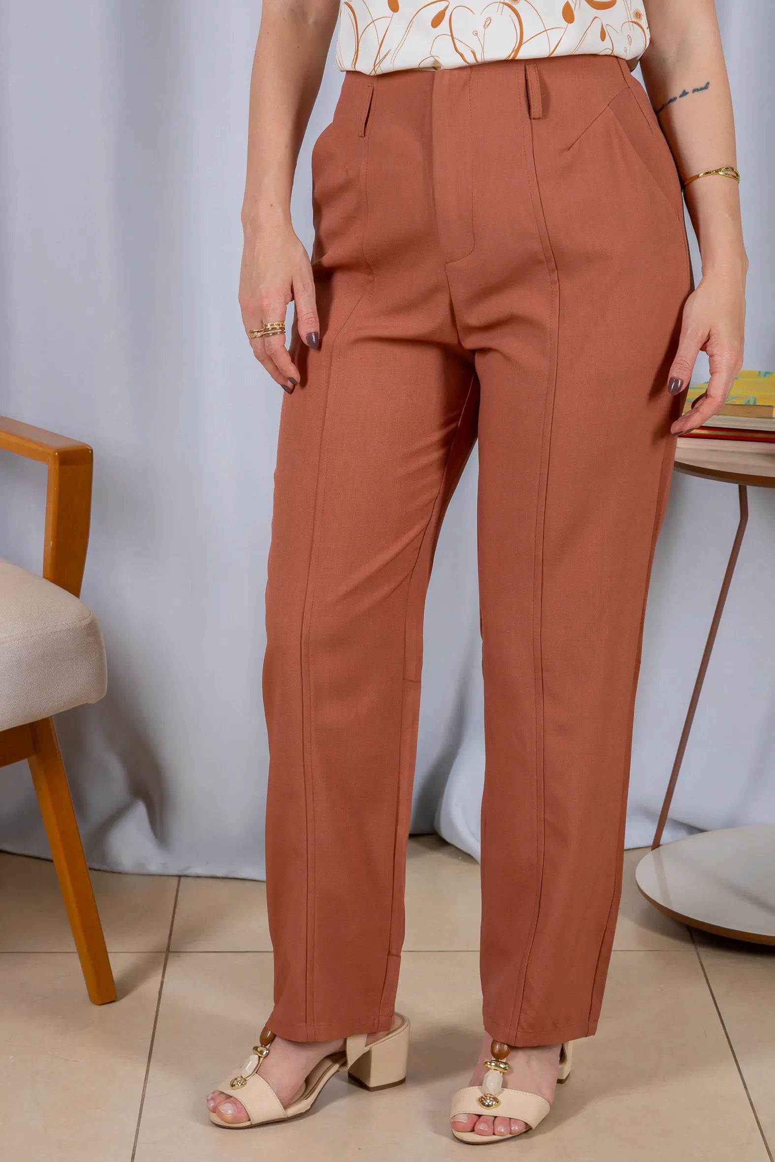 Calça Alfaiataria Corte Reto Friso e Cós Infinito Bianca Terracota