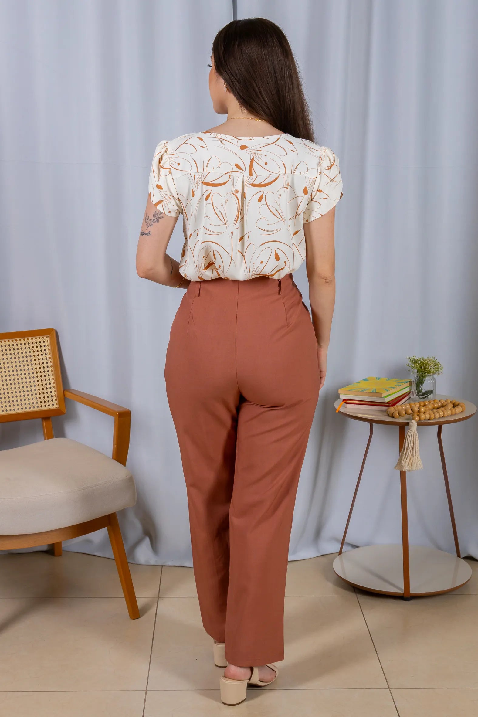 Blusa Manga Curta Transpassada Celina Estampada Marrom