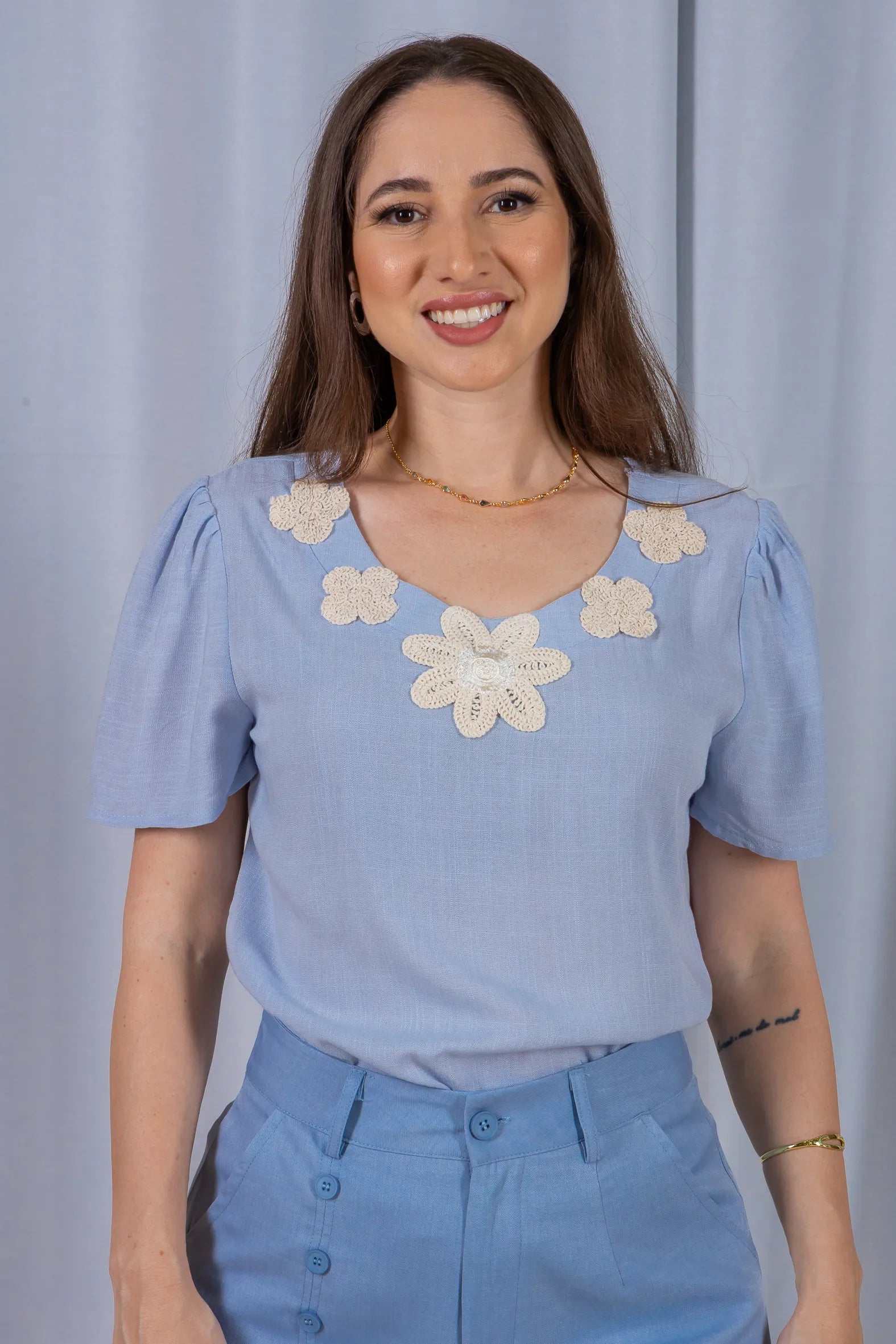 Blusa Manga Curta Colo Bordado Flores Visco Linho Elaine Azul