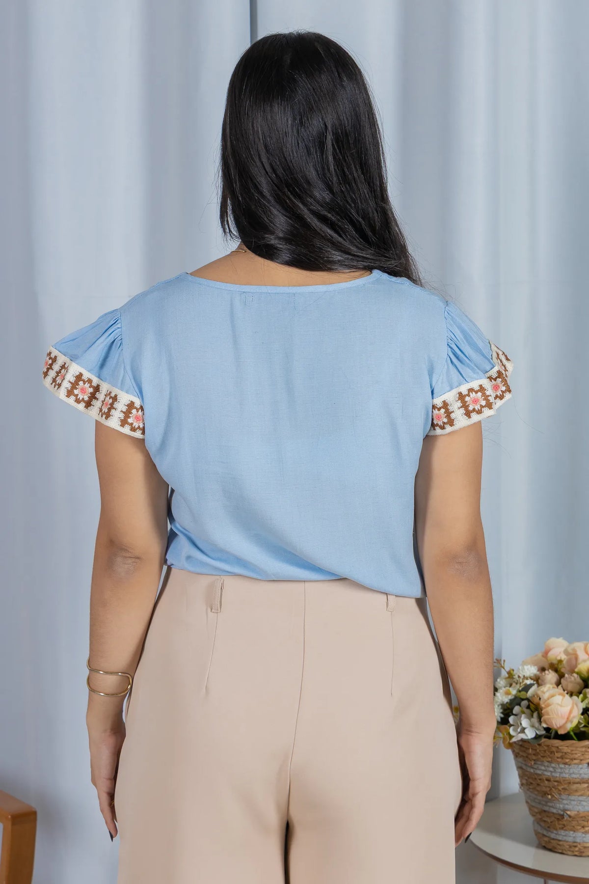 Blusa Manga Curta com Acabamento Bordado em Visco-linho Valéria Azul
