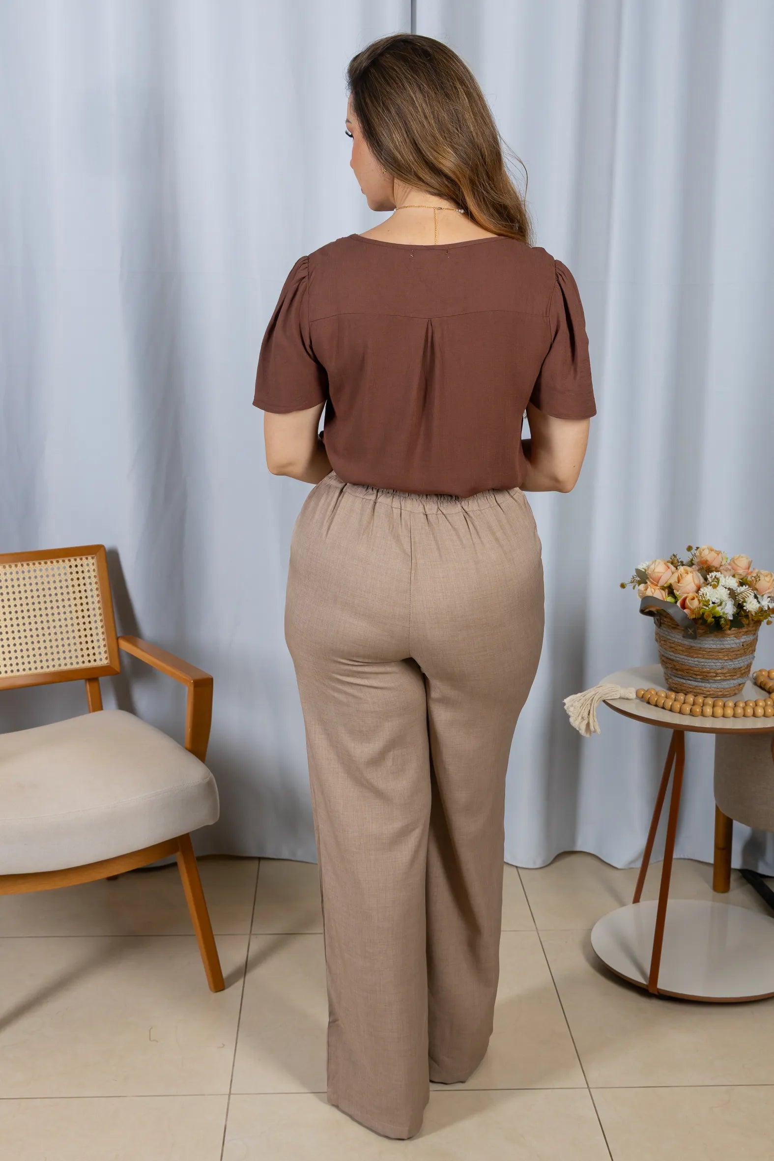 Blusa Manga Curta Visco-Linho Detalhe Colo Entrelaçado Naomi Marrom