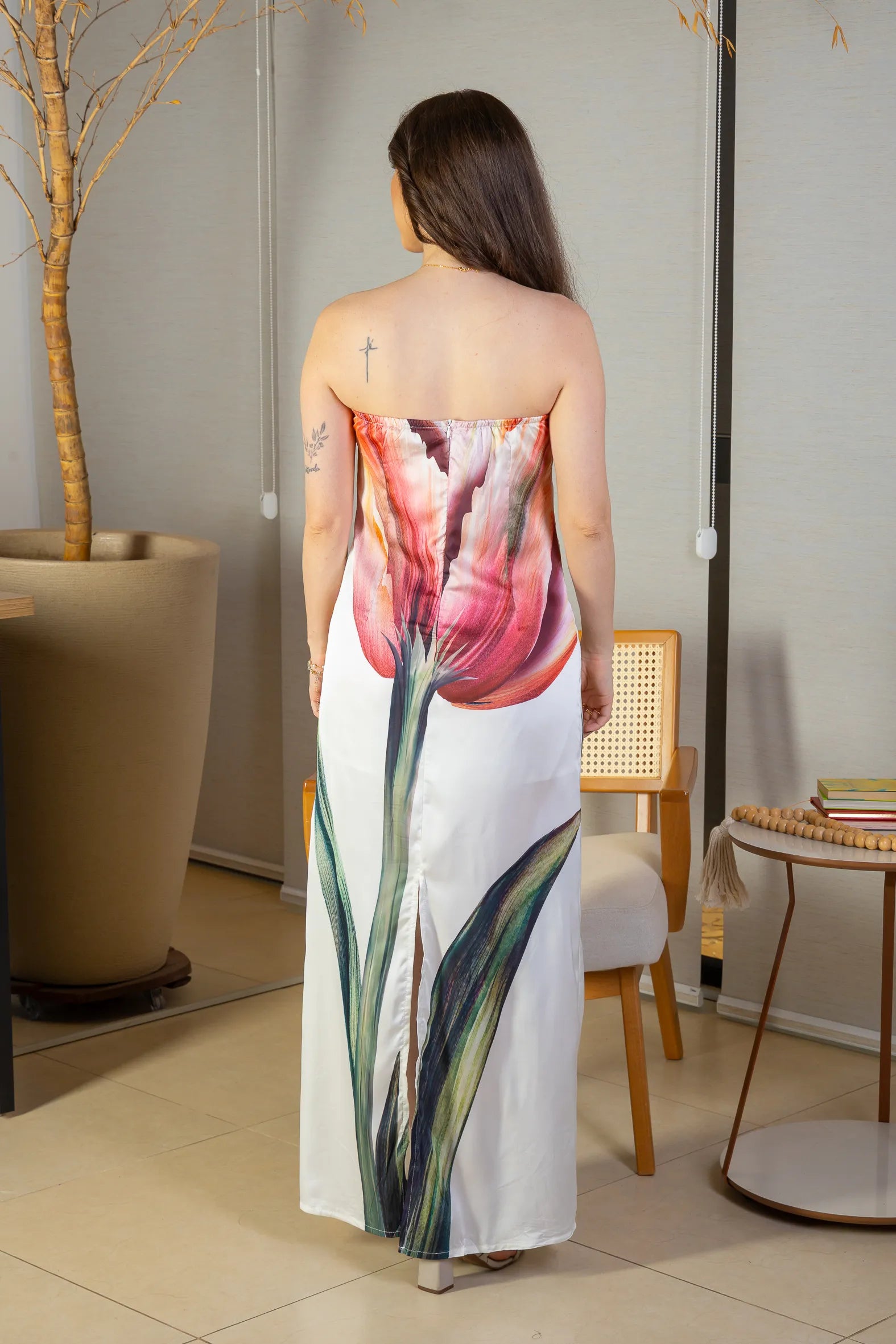 Vestido Tomara Que Caia Detalhe Fenda Crepe Acetinado Camila Pitanga Estampado Branco