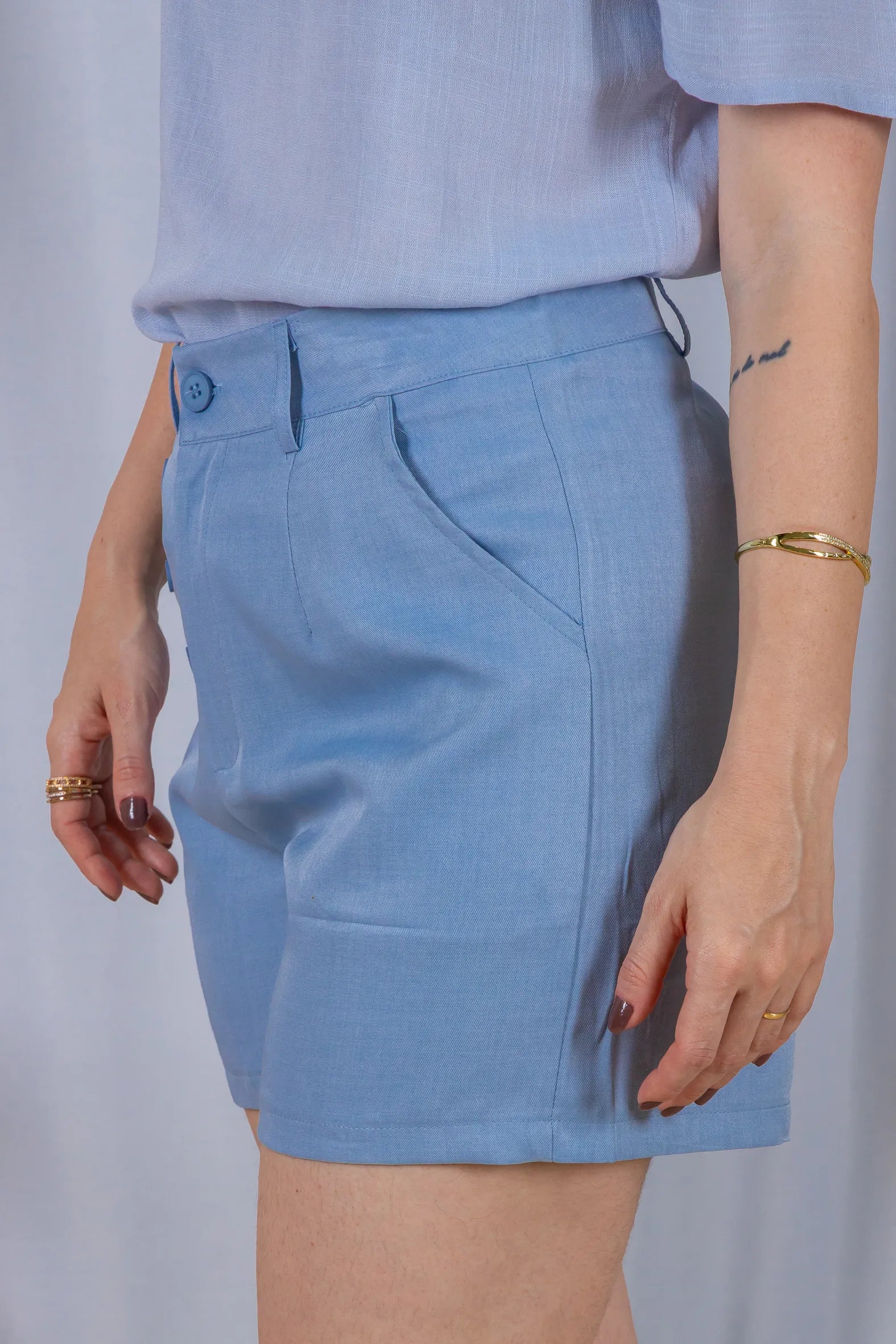 Bermuda Detalhes Botões Crepe Alfaiataria Débora Azul