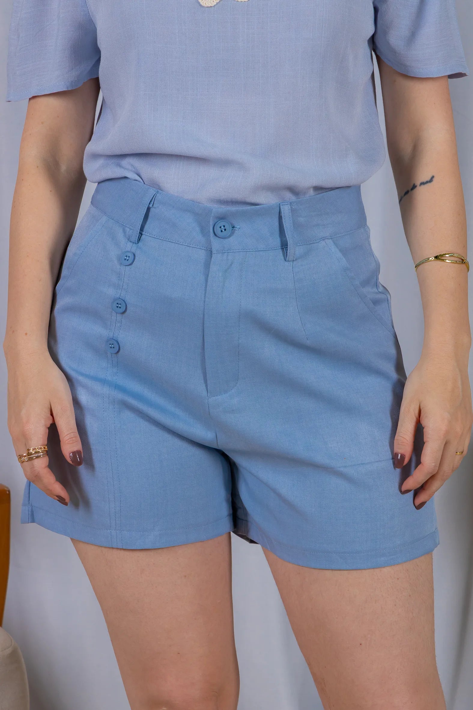 Bermuda Detalhes Botões Crepe Alfaiataria Débora Azul