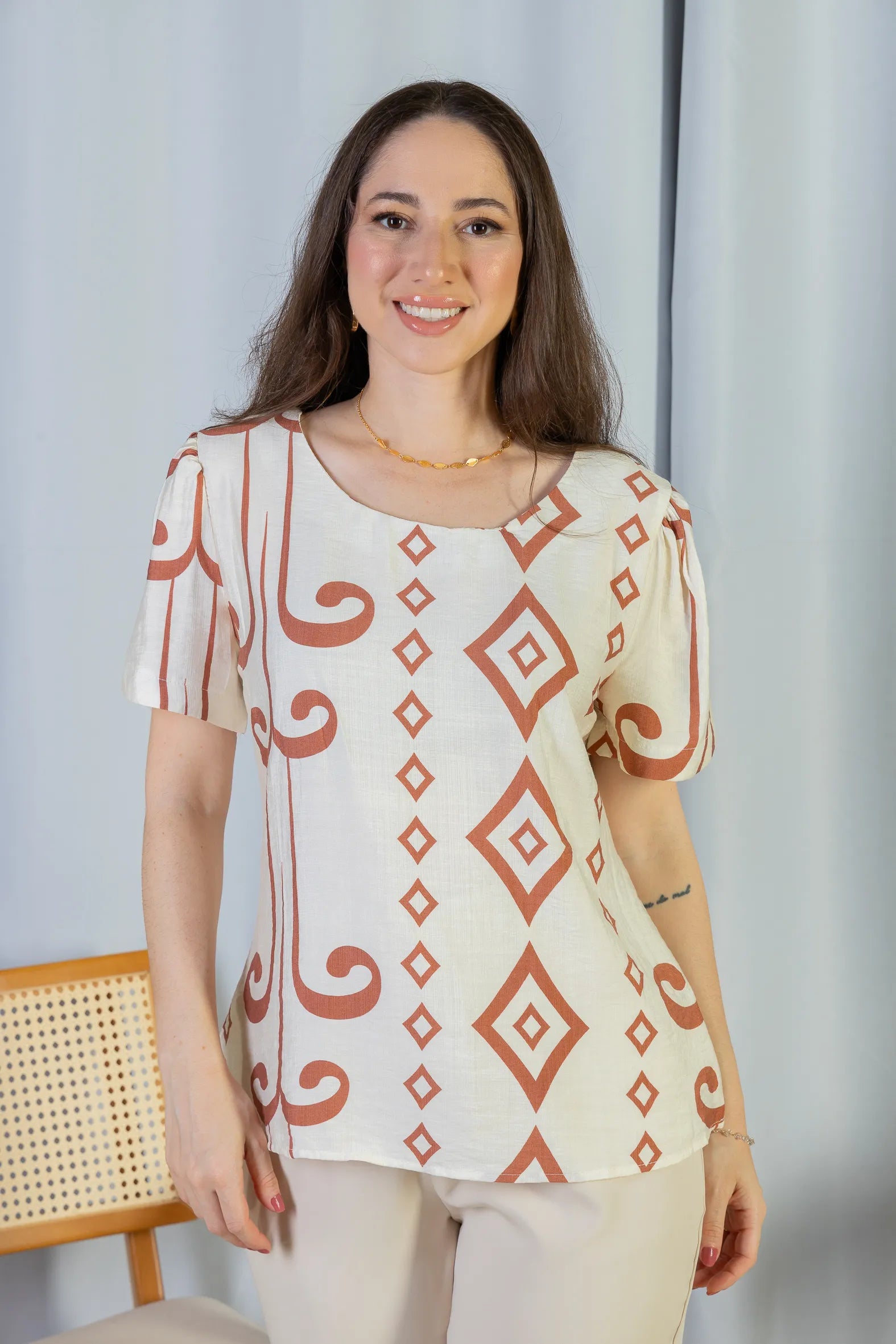 Blusa Manga Curta Detalhe Botão Vânia Estampada Terracota