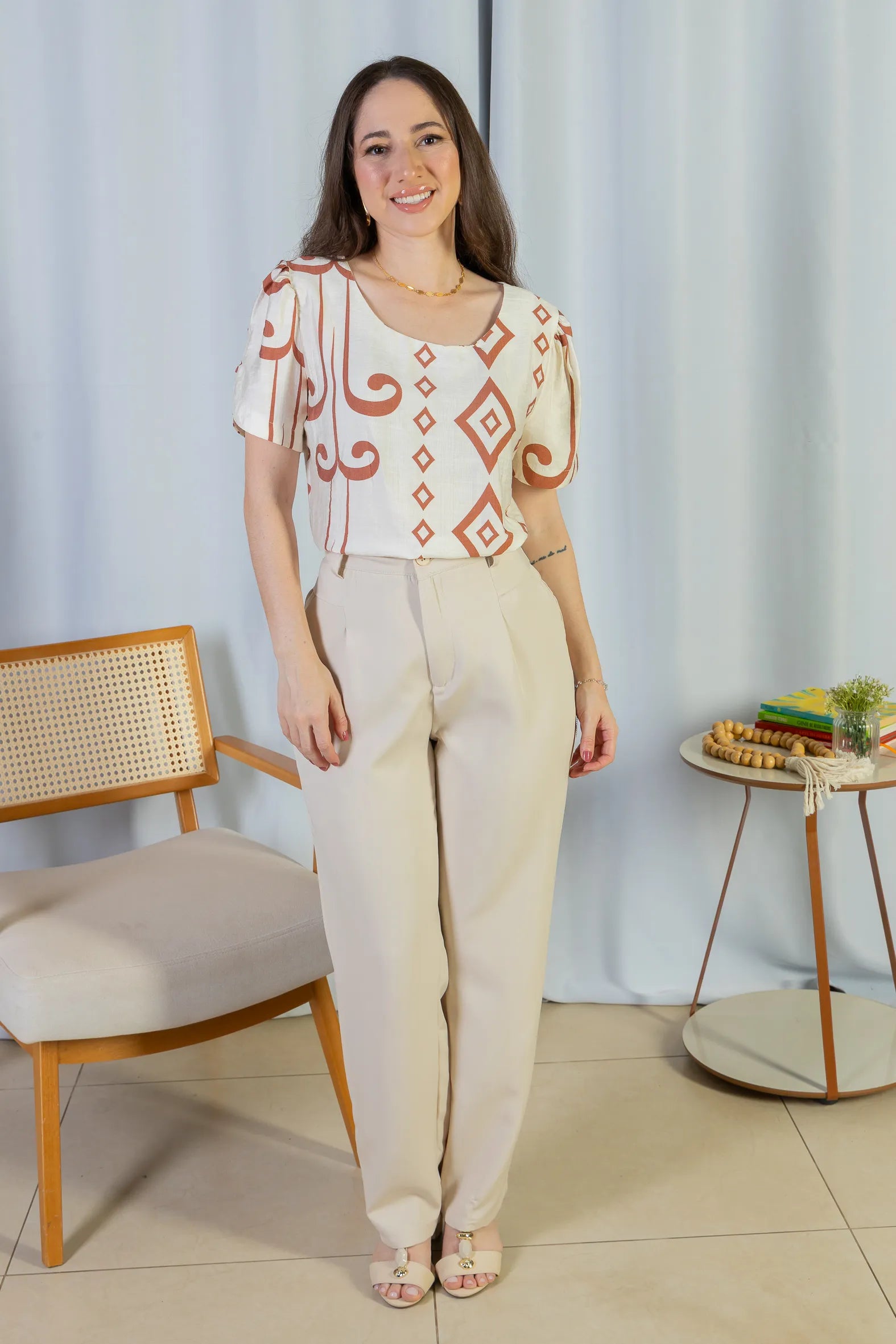 Conjunto: Blusa Manga Curta Detalhe Botão Visco Brise Vânia Estampada Terracota + Calça Corte Reto Alfaiataria Detalhe Bolso Adriana Esteves Creme