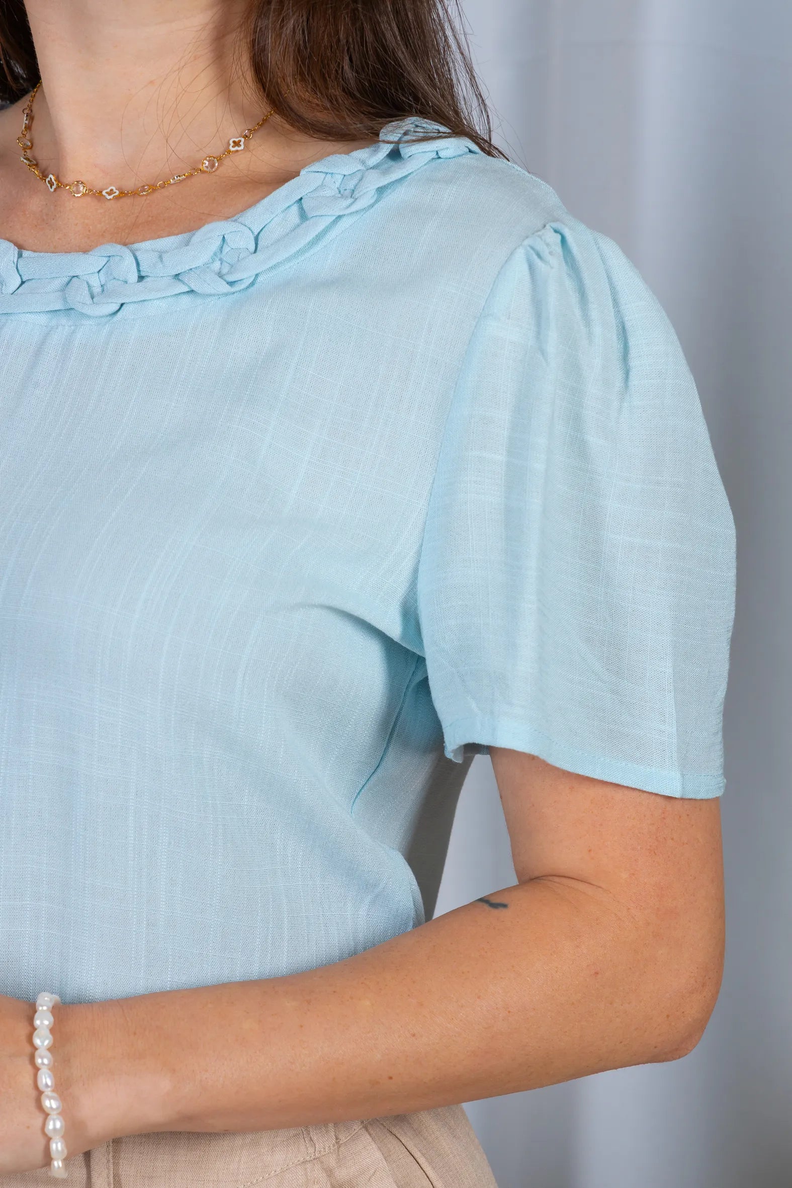 Blusa Manga Curta Visco-Linho Detalhe Colo Entrelaçado Naomi Azul