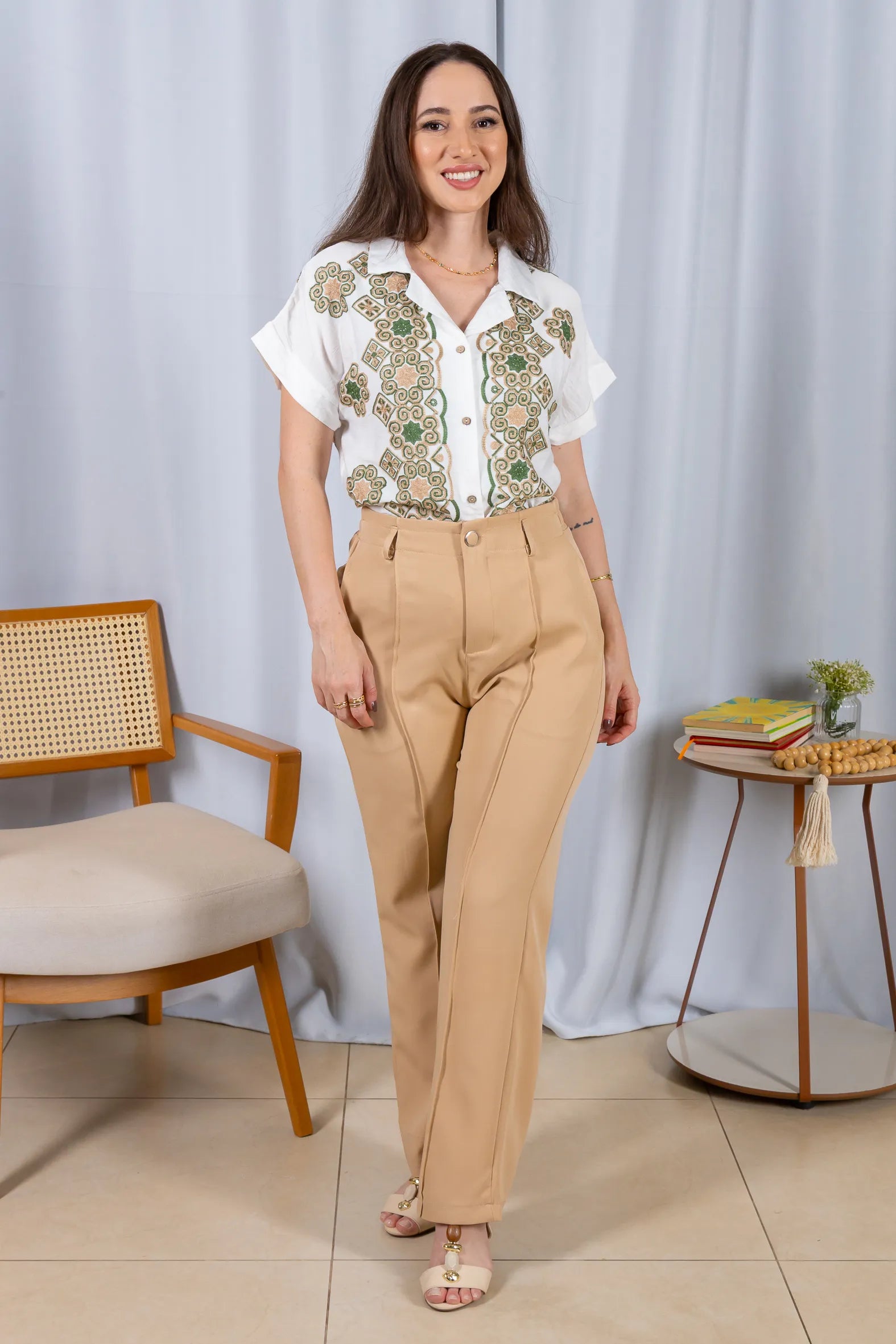 Calça Pantalona Alfaiataria Botão Encapado Margareth Bege