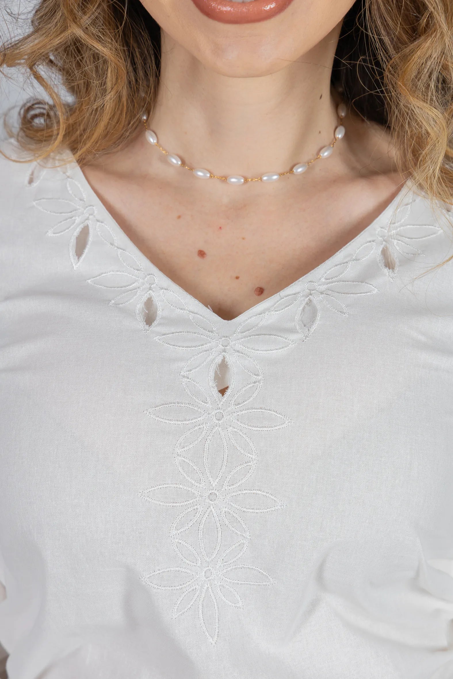 Blusa Manga Longa Decote em "V" em Cotton e Detalhes Vazados Melina Branca