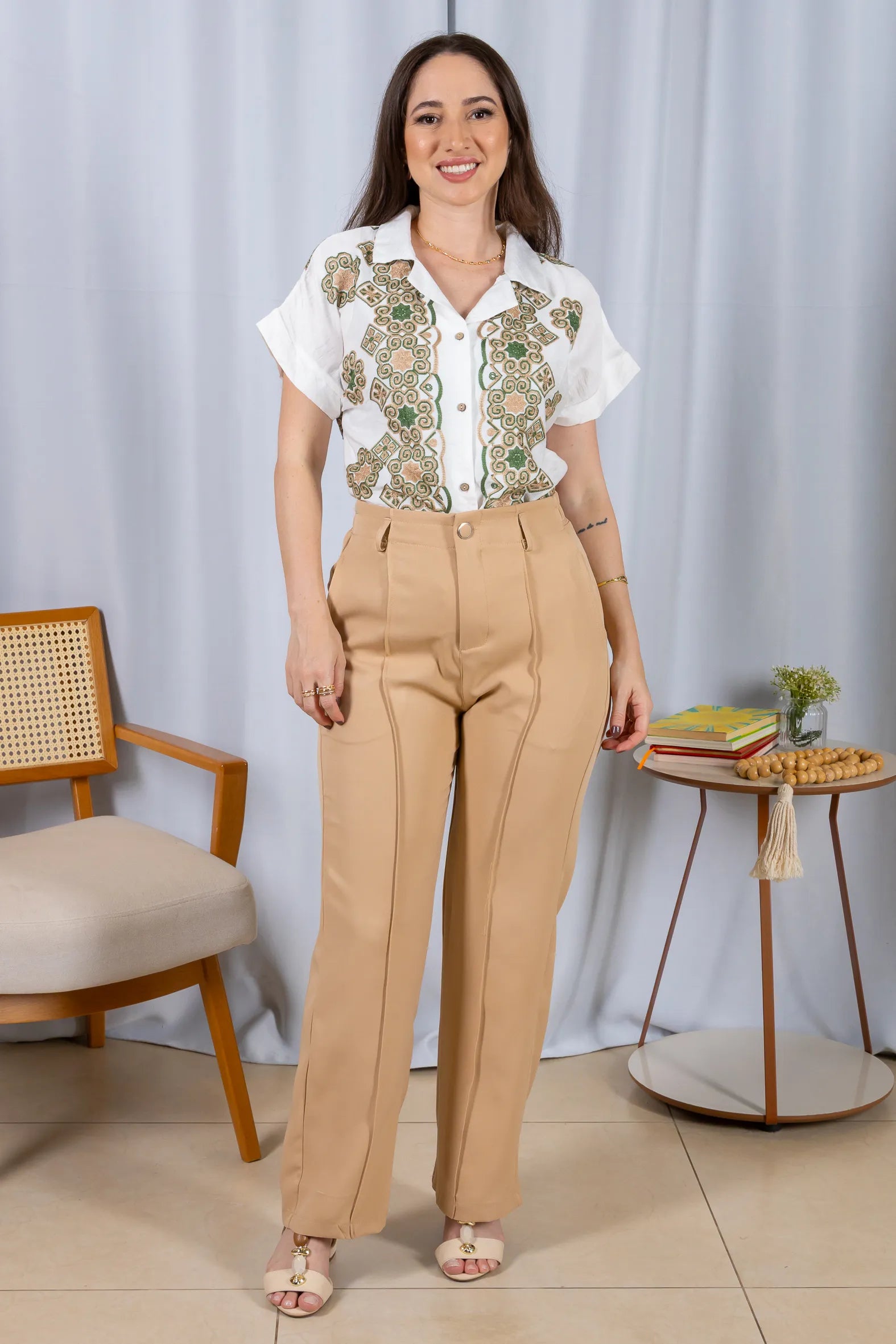 Calça Pantalona Alfaiataria Botão Encapado Margareth Bege