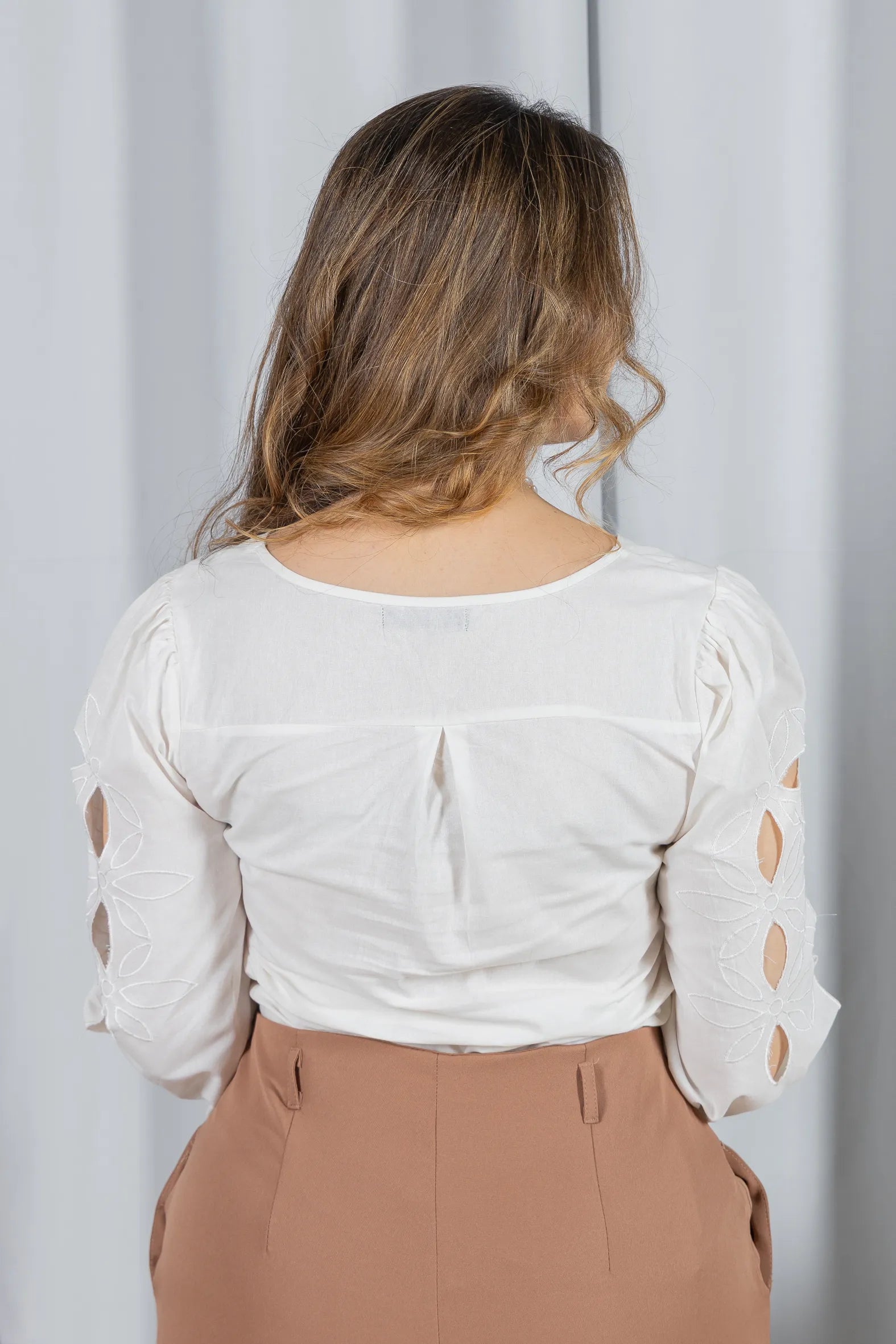 Blusa Manga Longa Decote em "V" em Cotton e Detalhes Vazados Melina Branca