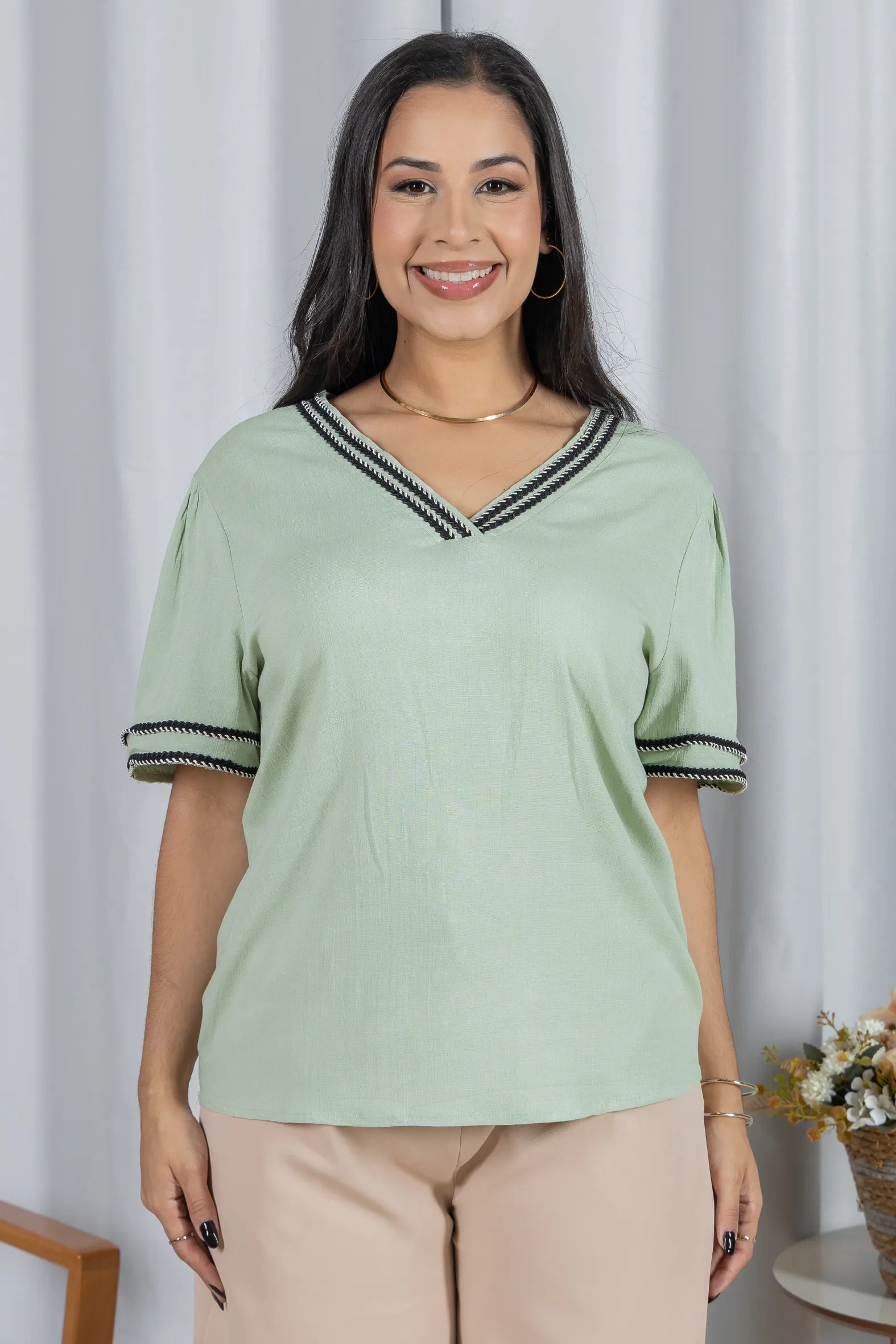 Blusa Manga Curta Decote em "V" em Visco Linen com Bordado Contrastante Helen Verde
