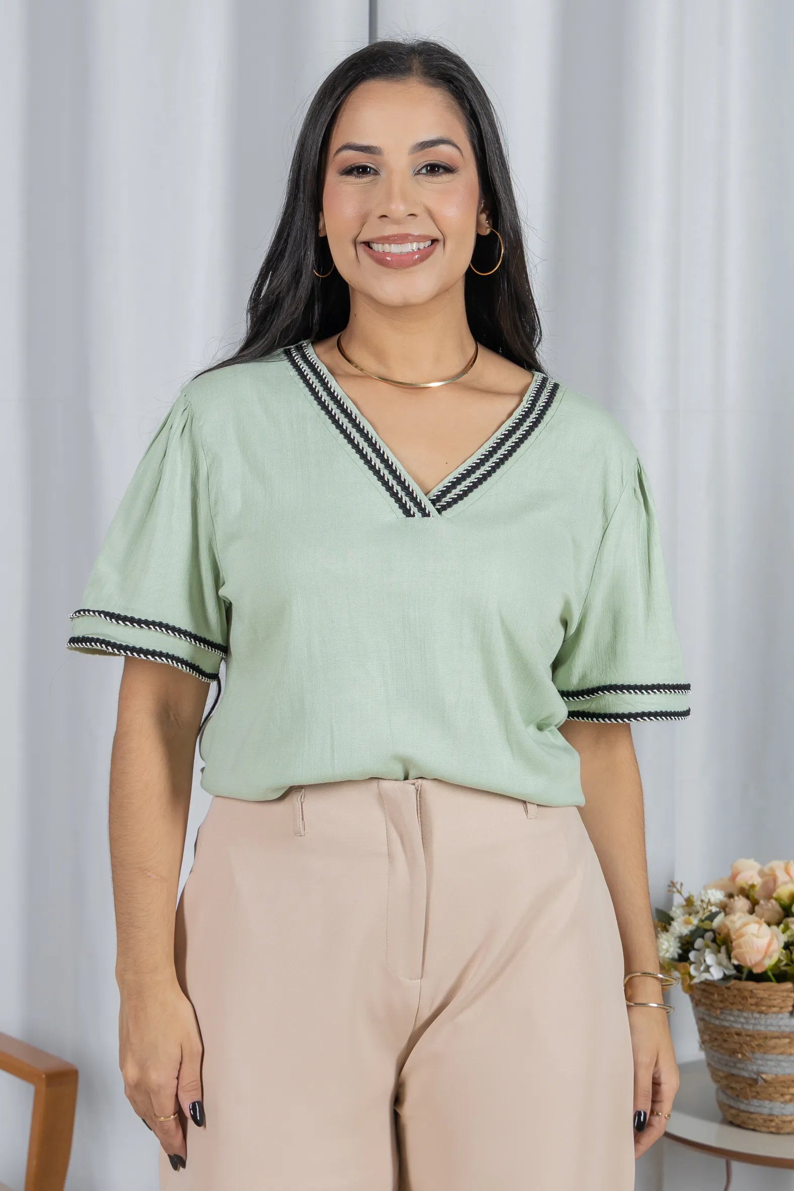 Blusa Manga Curta Decote em "V" em Visco Linen com Bordado Contrastante Helen Verde