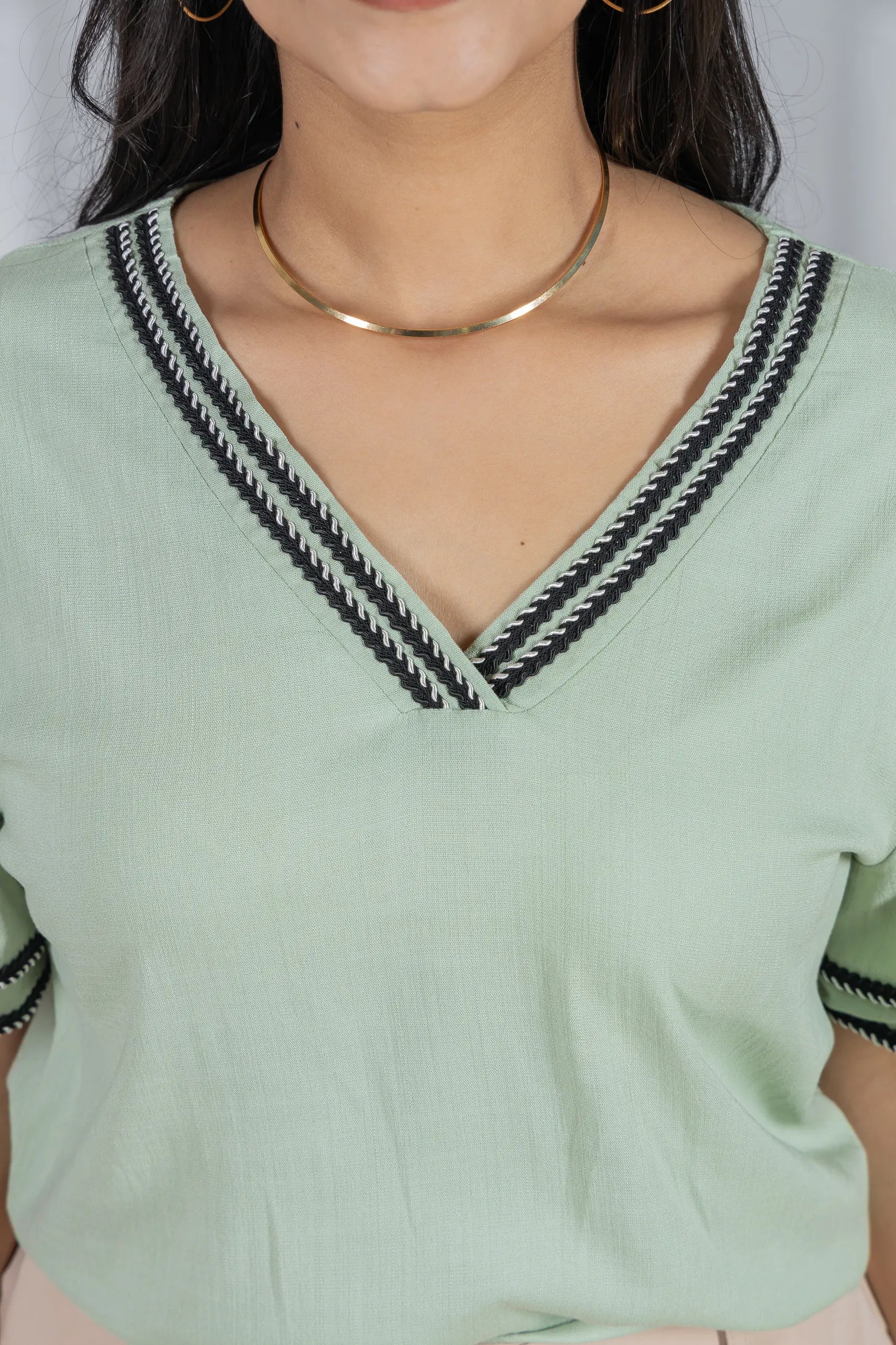 Blusa Manga Curta Decote em "V" em Visco Linen com Bordado Contrastante Helen Verde