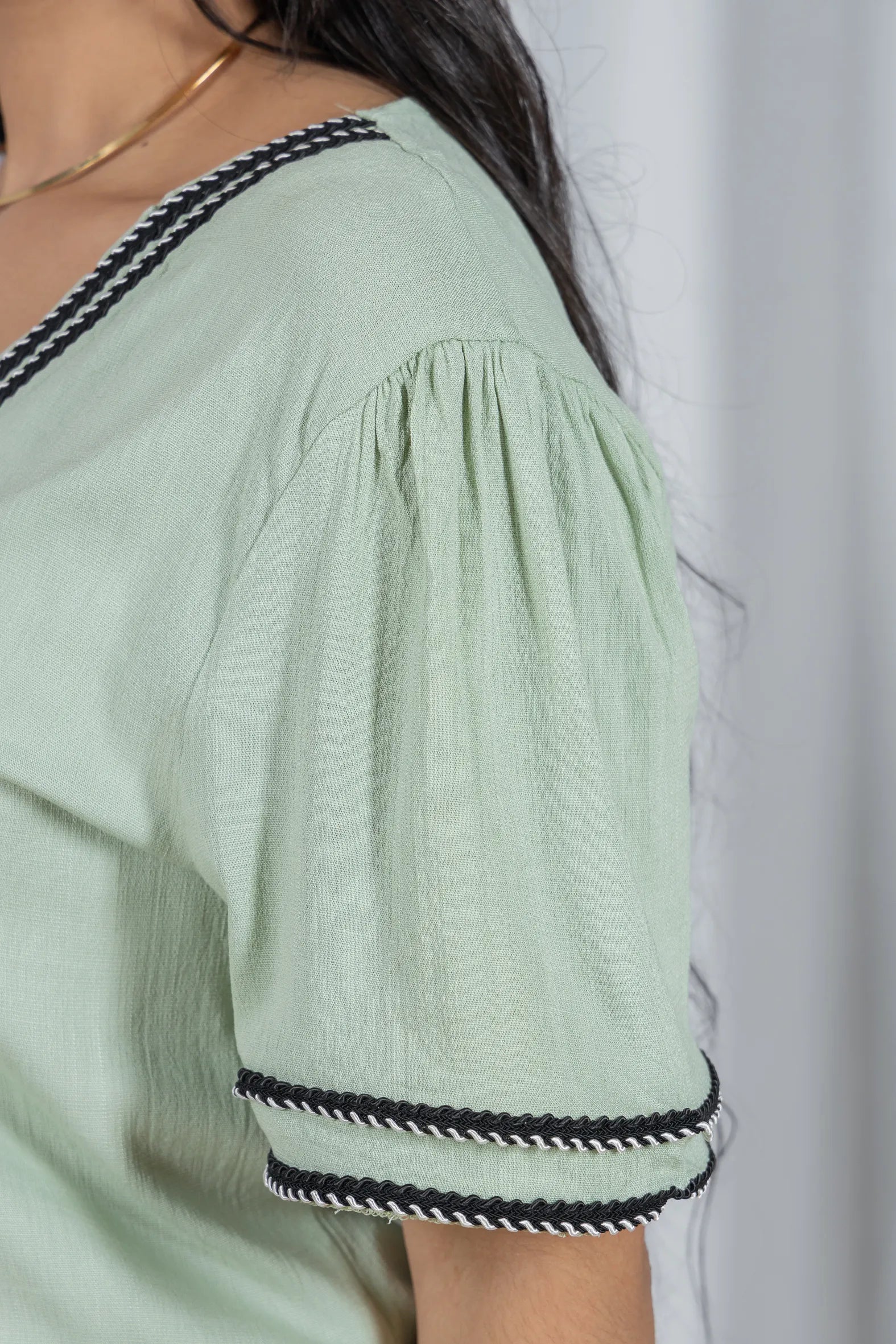 Blusa Manga Curta Decote em "V" em Visco Linen com Bordado Contrastante Helen Verde