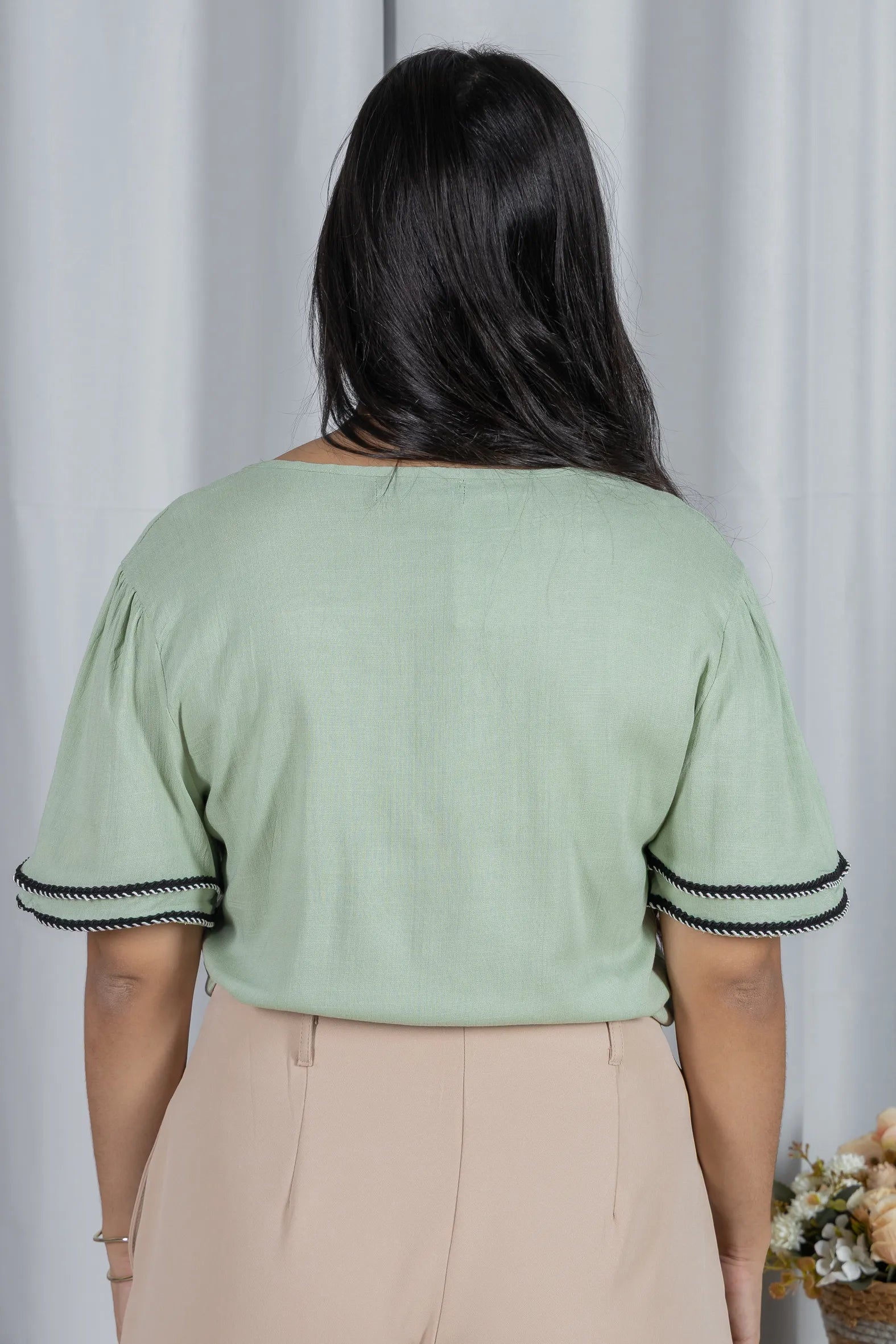 Blusa Manga Curta Decote em "V" em Visco Linen com Bordado Contrastante Helen Verde
