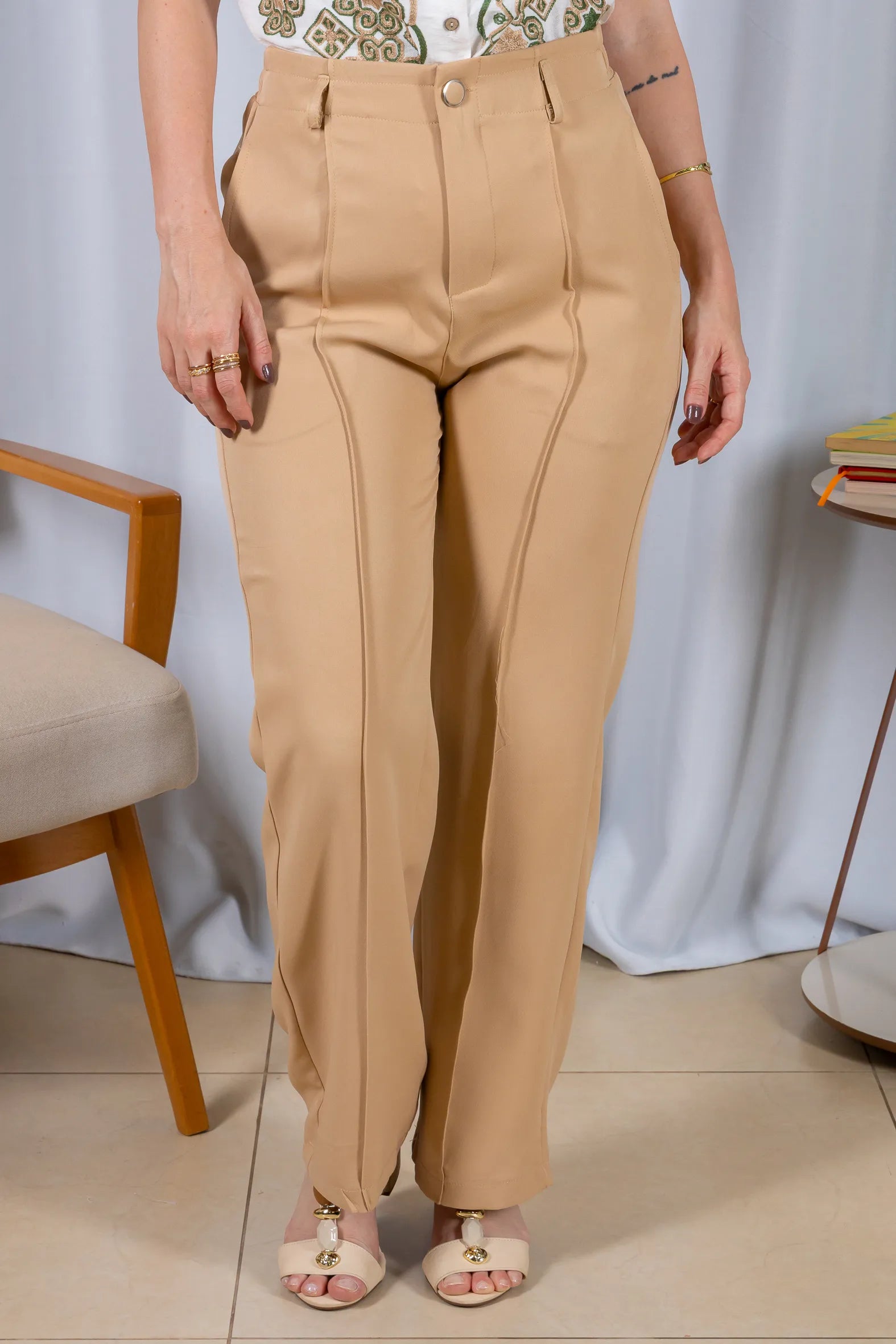 Calça Pantalona Alfaiataria Botão Encapado Margareth Bege