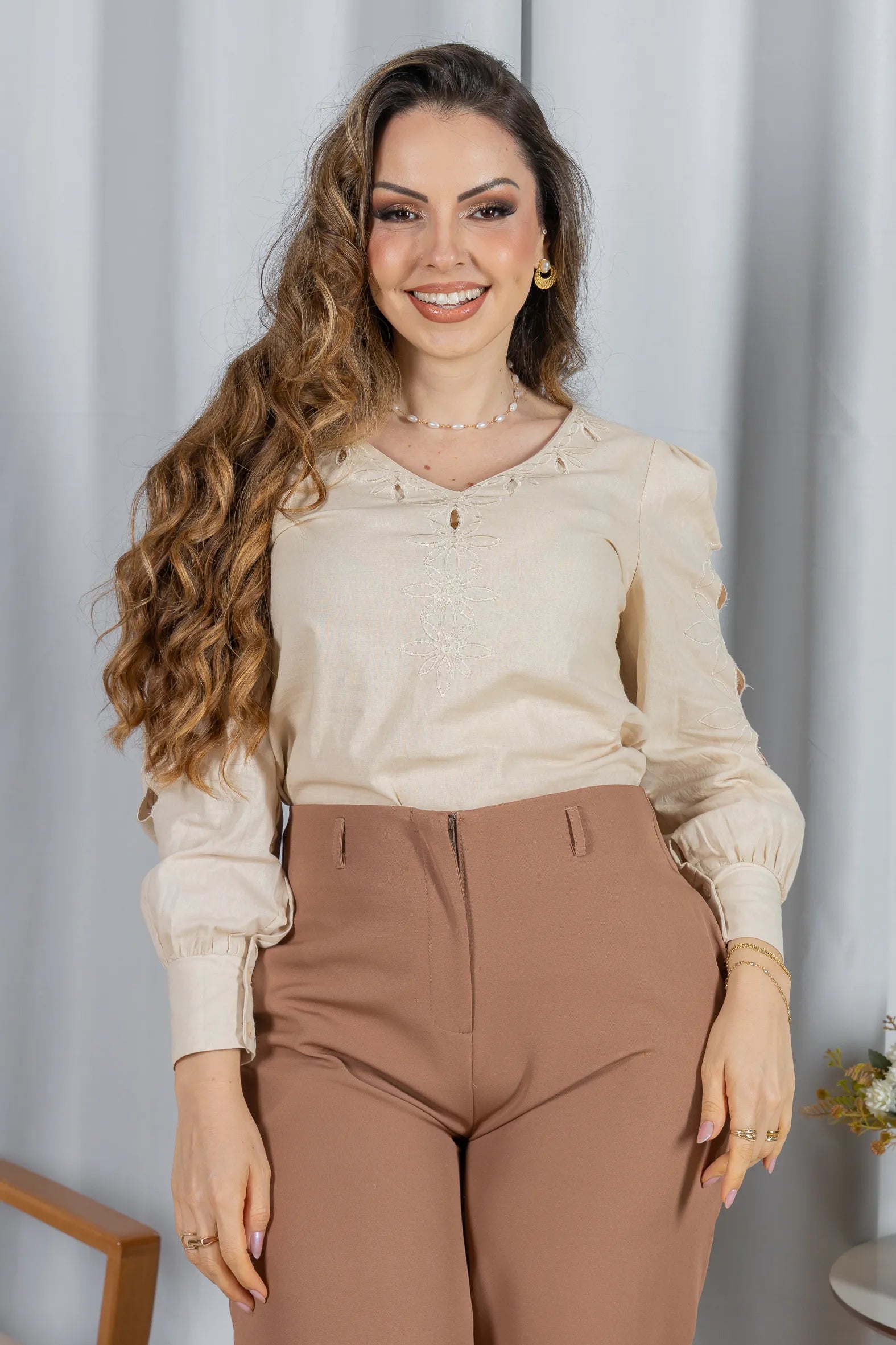 Blusa Manga Longa Decote em "V" em Cotton e Detalhes Vazados Melina Creme