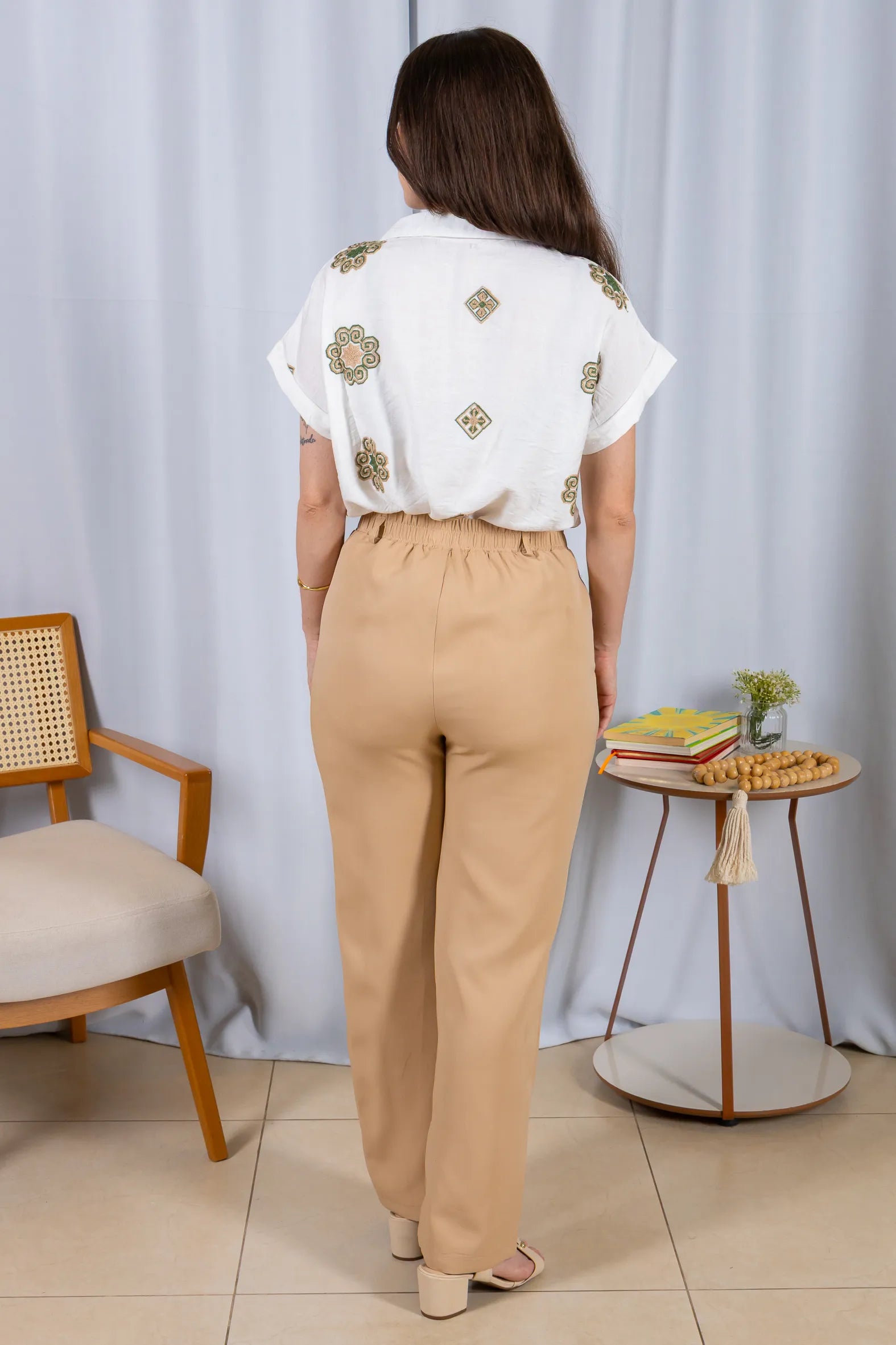 Calça Pantalona Alfaiataria Botão Encapado Margareth Bege