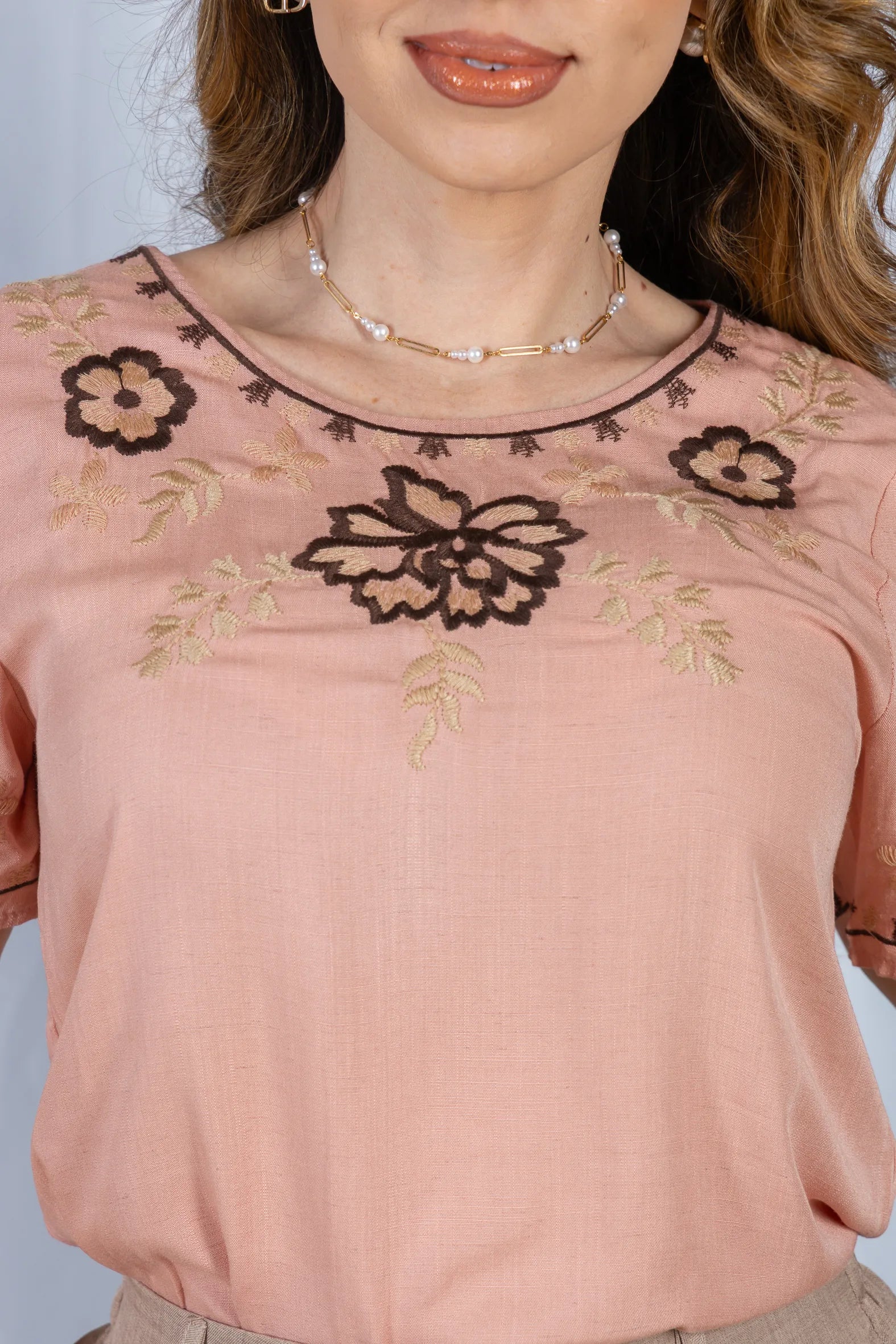 Blusa Manga Curta Visco-Linho Detalhes Bordados em Flores Darcy Rosa