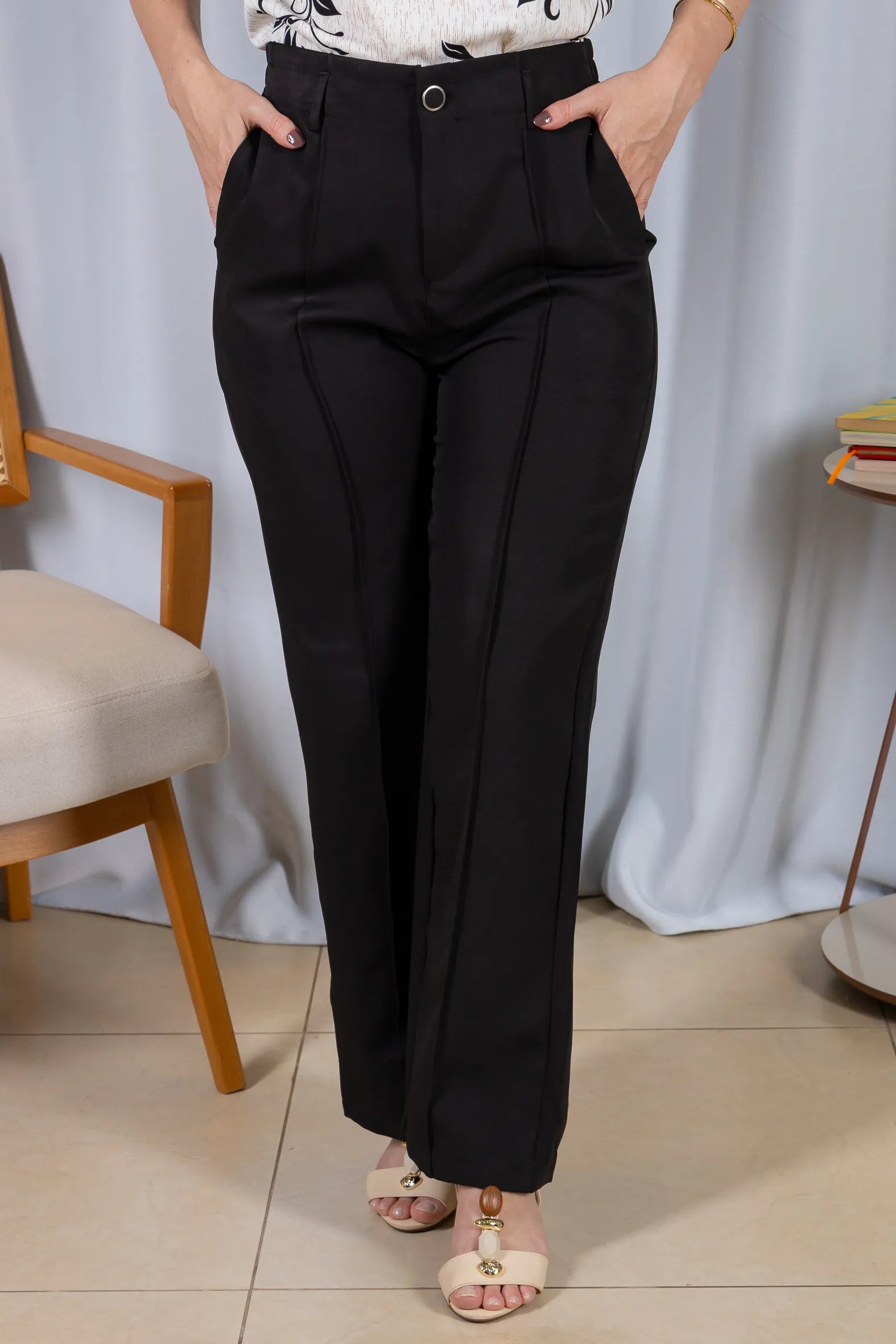 Calça Pantalona Alfaiataria Botão Encapado Margareth Preta