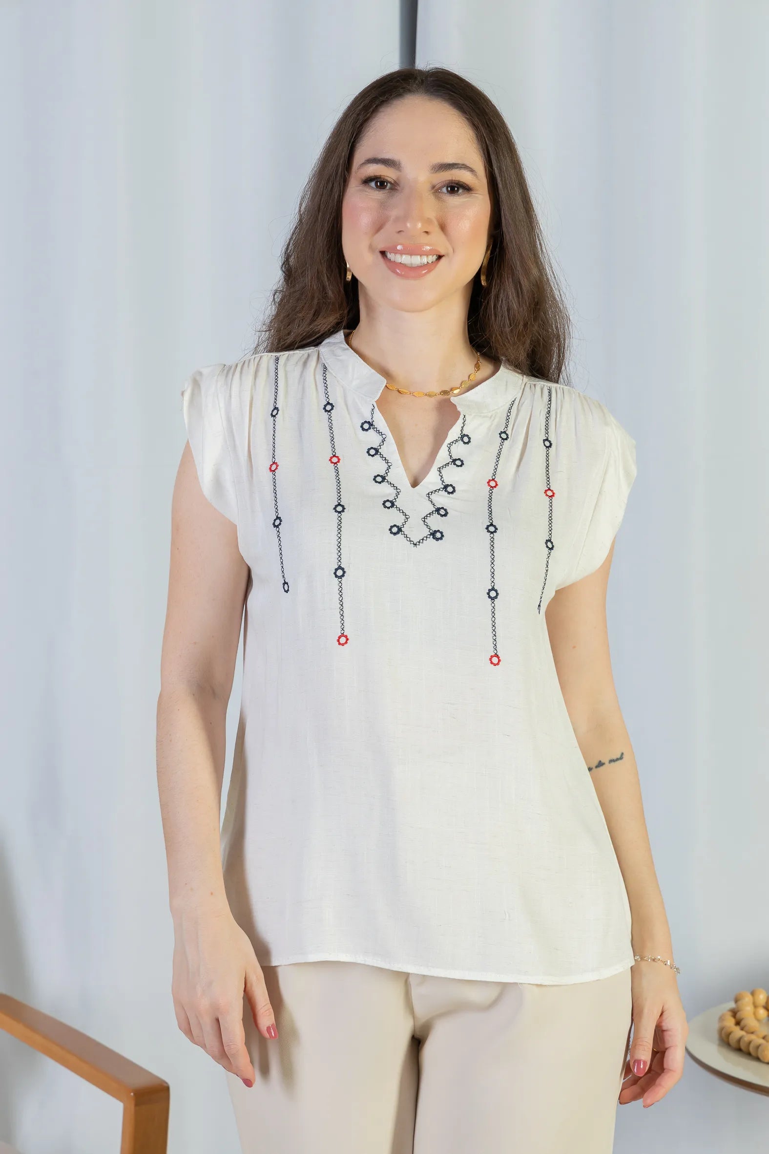 Blusa Regata Pregas Detalhe Decote "V" Visco-linho Lisandra Branca