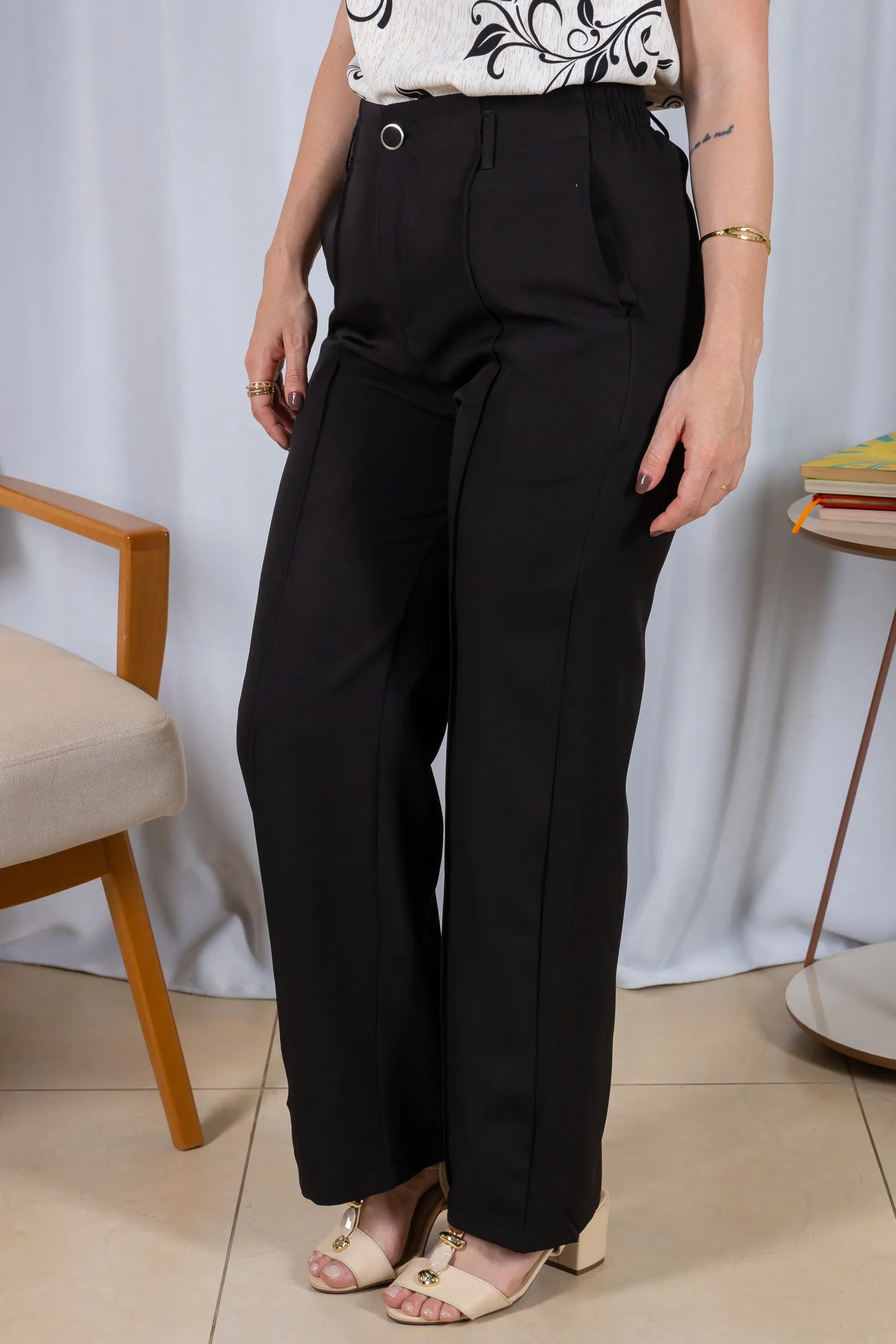 Calça Pantalona Alfaiataria Botão Encapado Margareth Preta