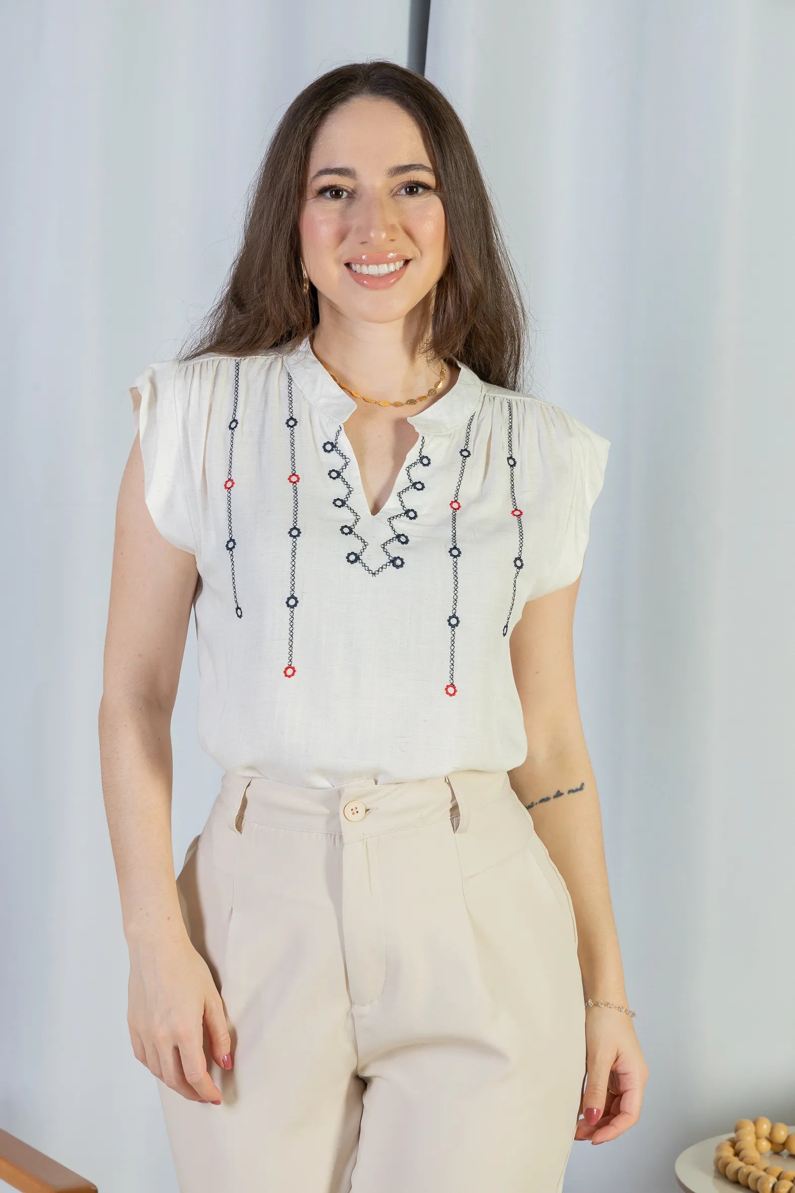 Blusa Regata Pregas Detalhe Decote "V" Visco-linho Lisandra Branca