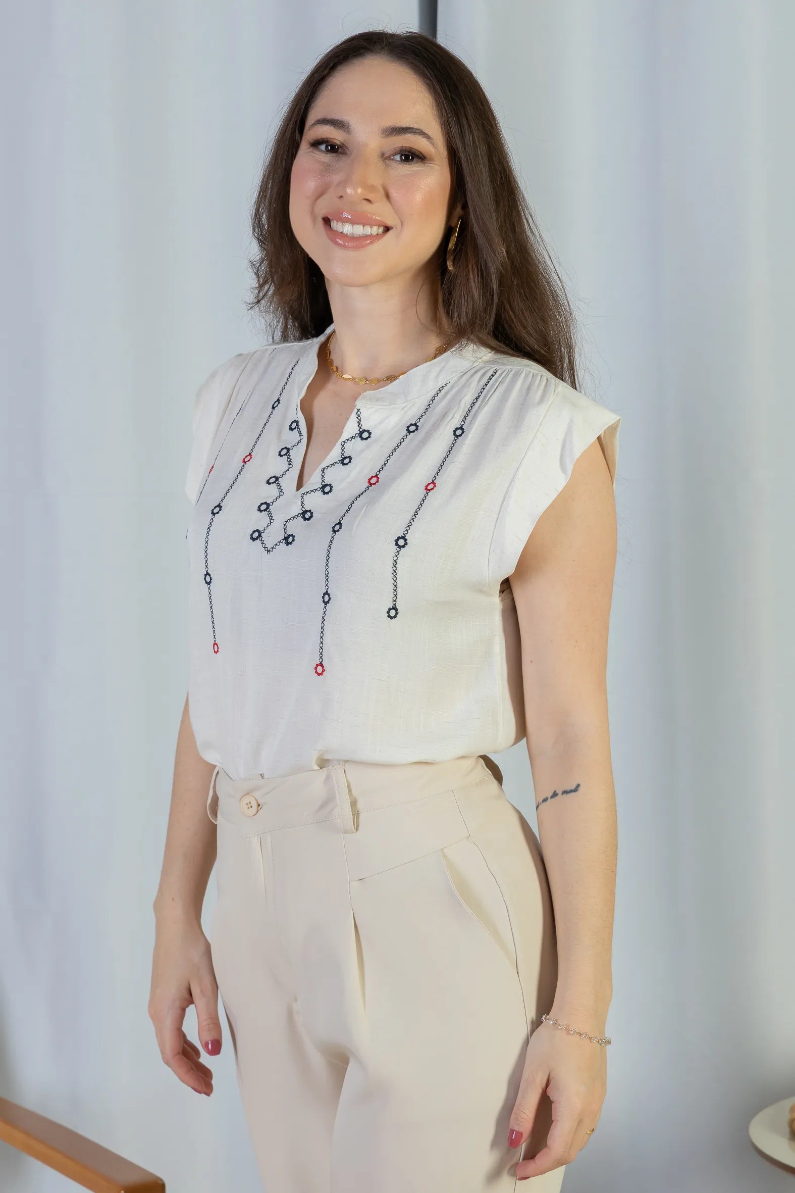 Blusa Regata Pregas Detalhe Decote "V" Visco-linho Lisandra Branca