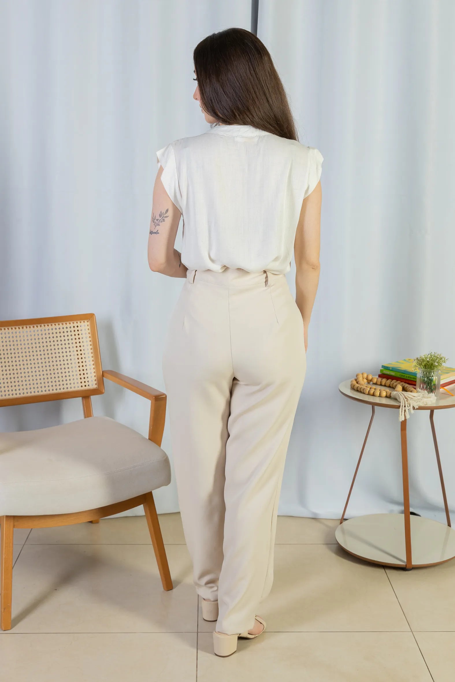 Blusa Regata Pregas Detalhe Decote "V" Visco-linho Lisandra Branca