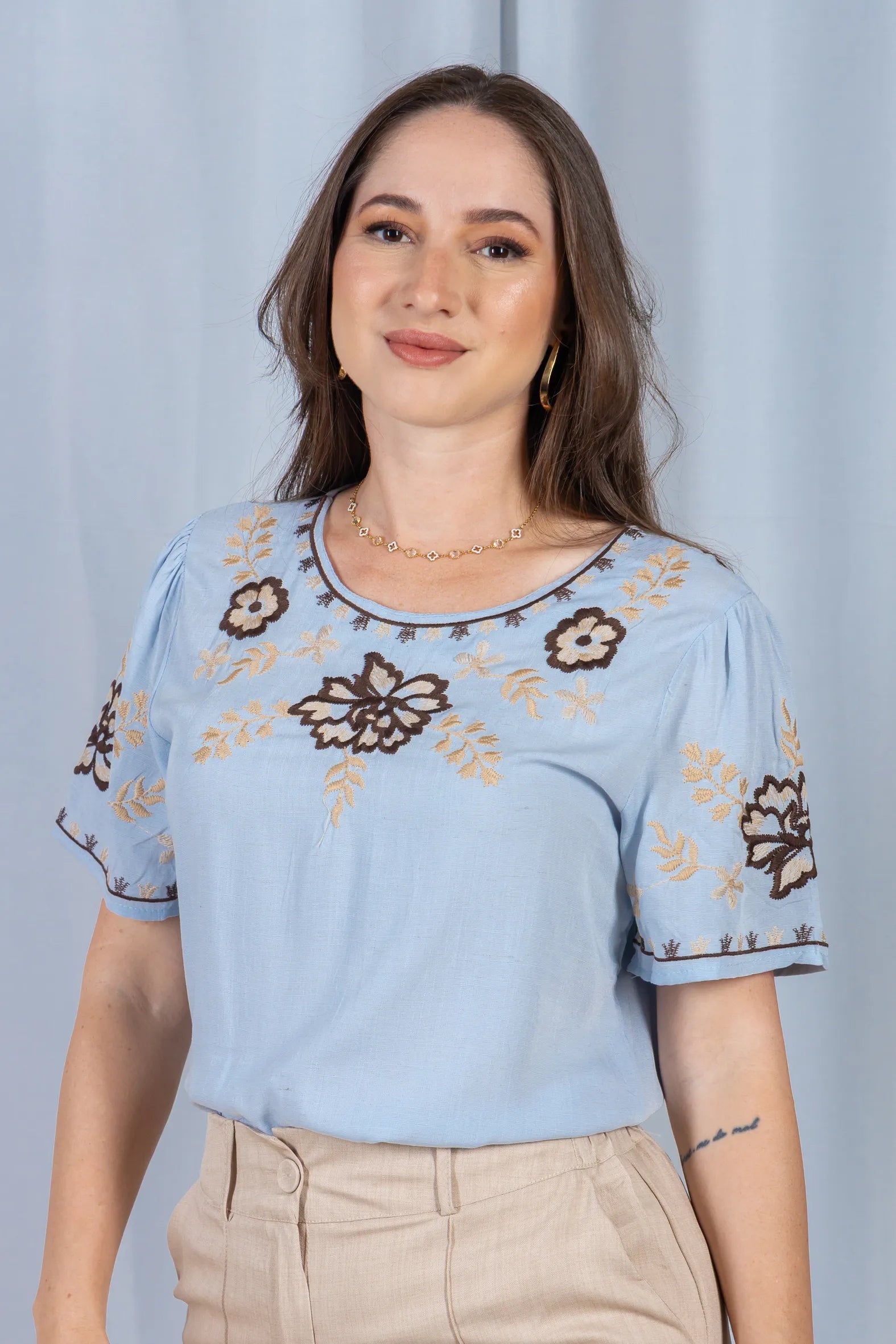 Blusa Manga Curta Visco-Linho Detalhes Bordados em Flores Darcy Azul