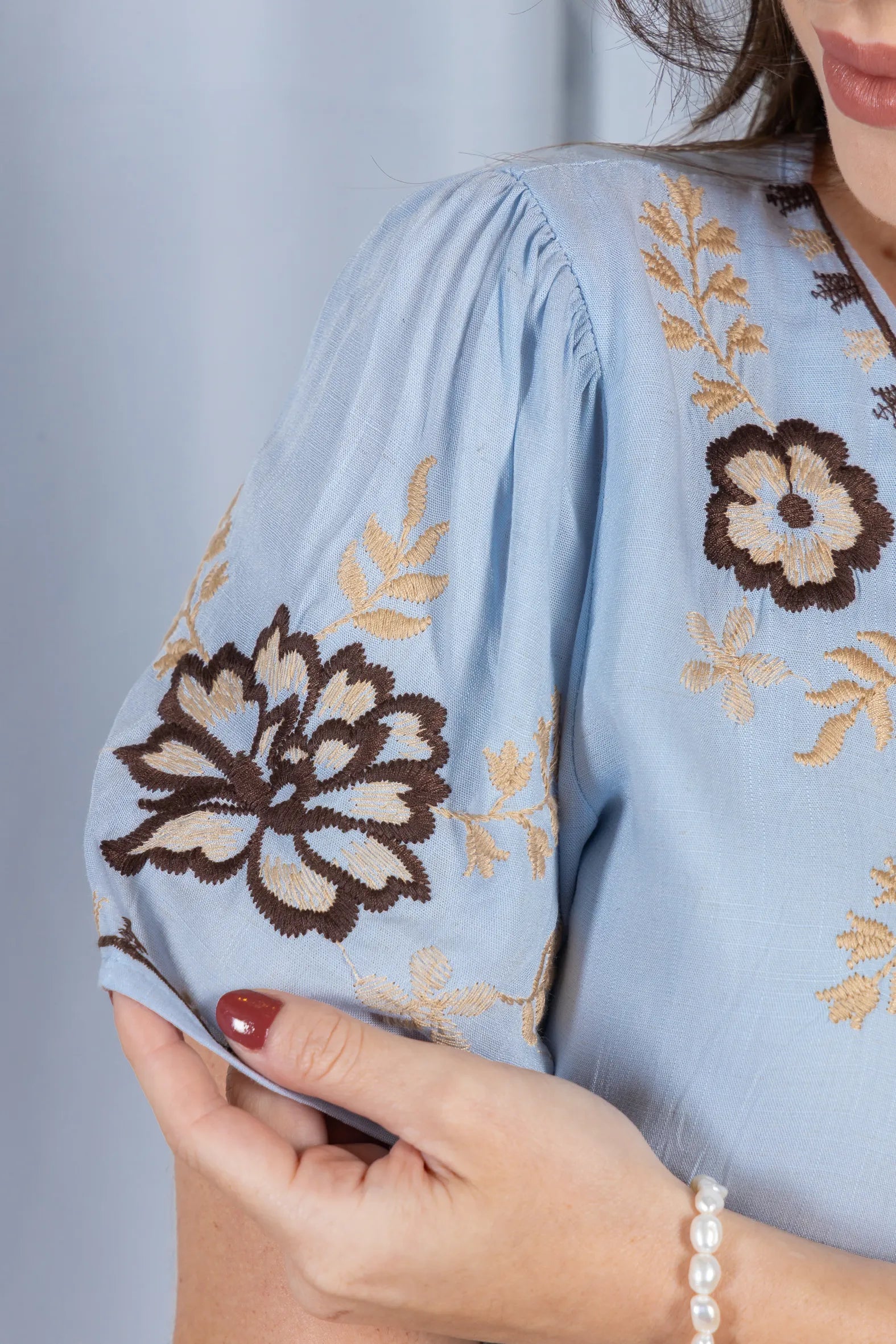 Blusa Manga Curta Visco-Linho Detalhes Bordados em Flores Darcy Azul