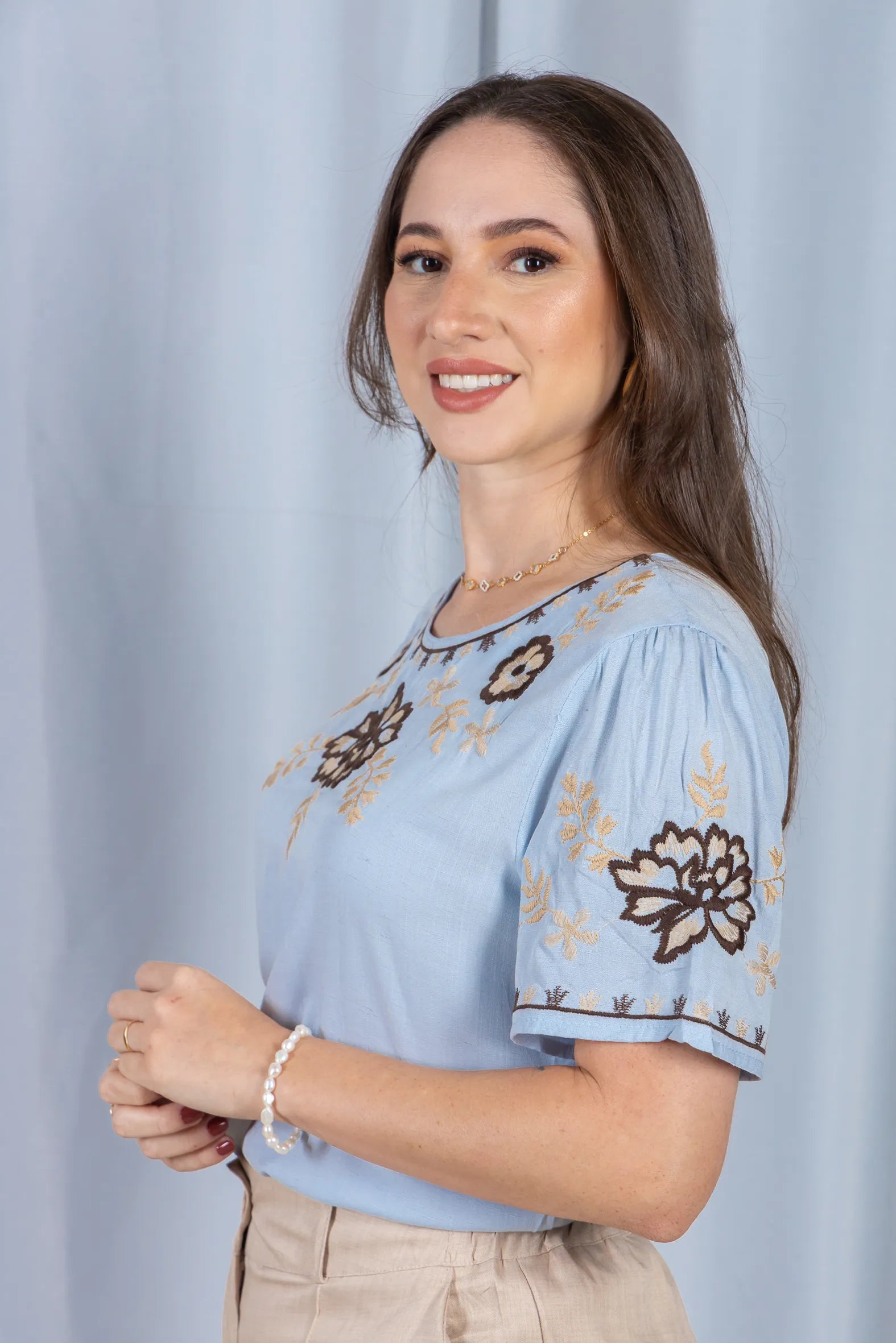 Blusa Manga Curta Visco-Linho Detalhes Bordados em Flores Darcy Azul