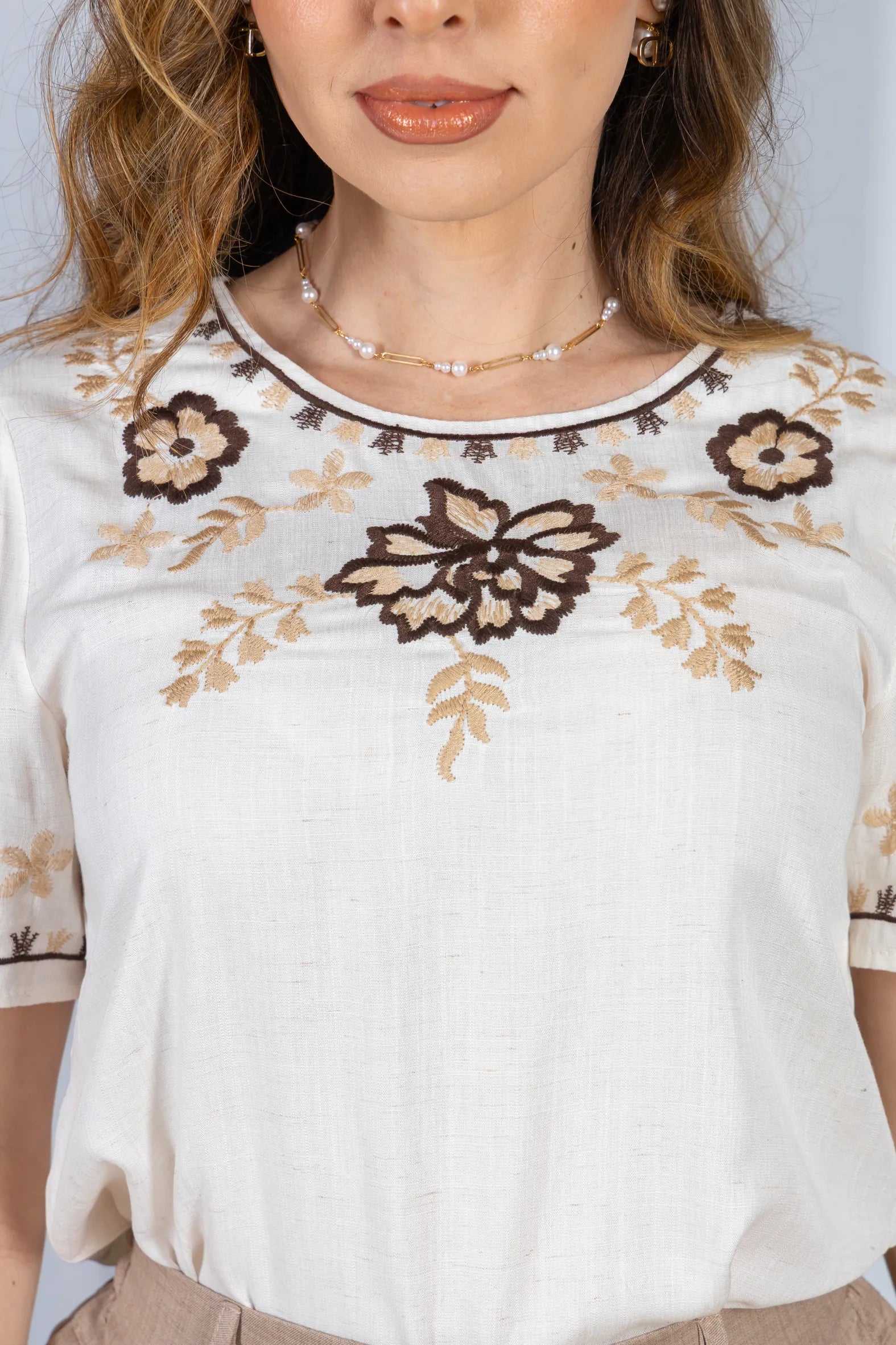 Blusa Manga Curta Visco-Linho Detalhes Bordados em Flores Darcy Branca