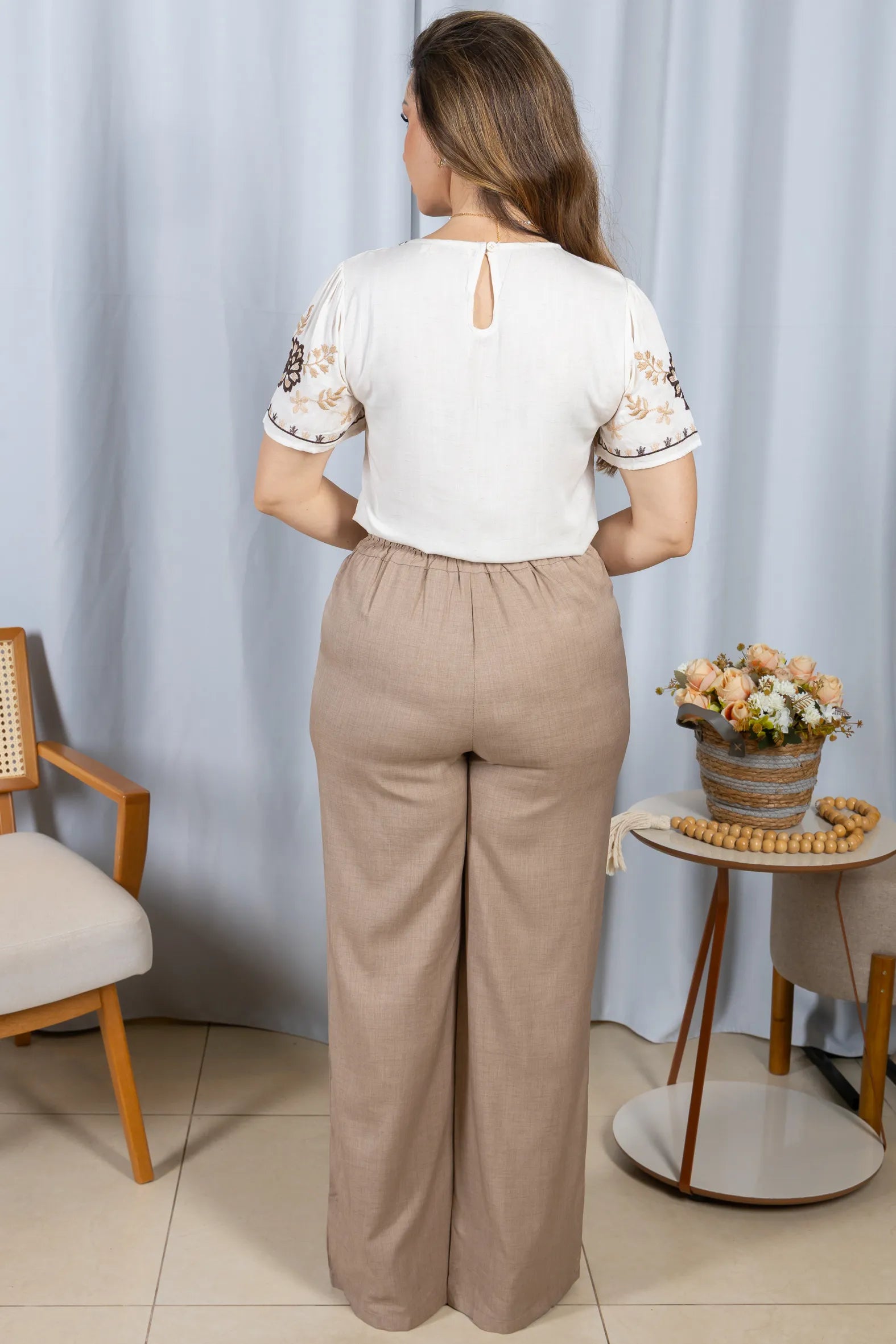 Blusa Manga Curta Visco-Linho Detalhes Bordados em Flores Darcy Branca
