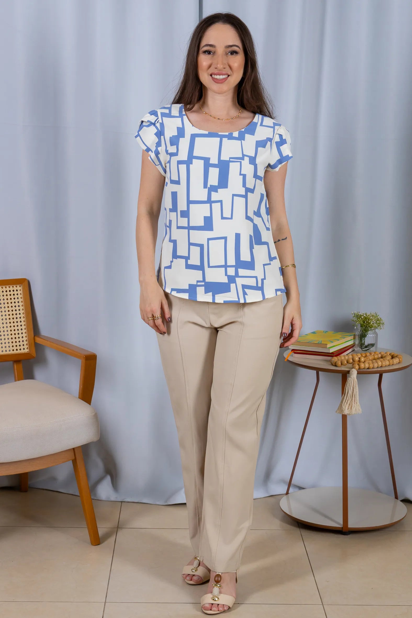 Blusa Manga Curta Transpassada Crepe Classic Carmen Estampada Geométrica Azul