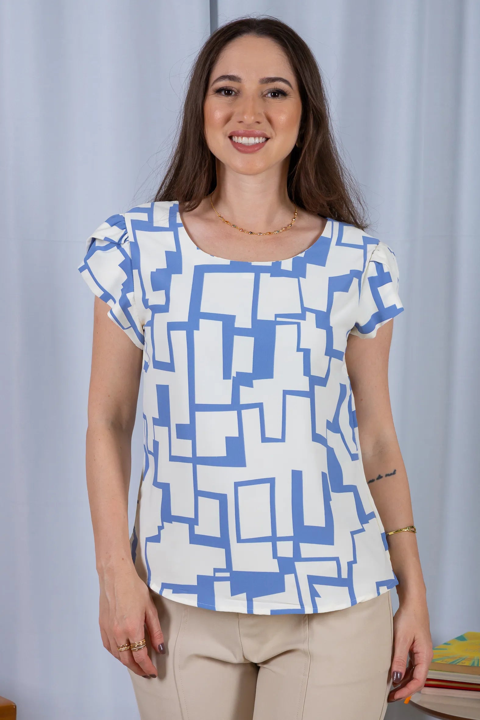 Blusa Manga Curta Transpassada Crepe Classic Carmen Estampada Geométrica Azul