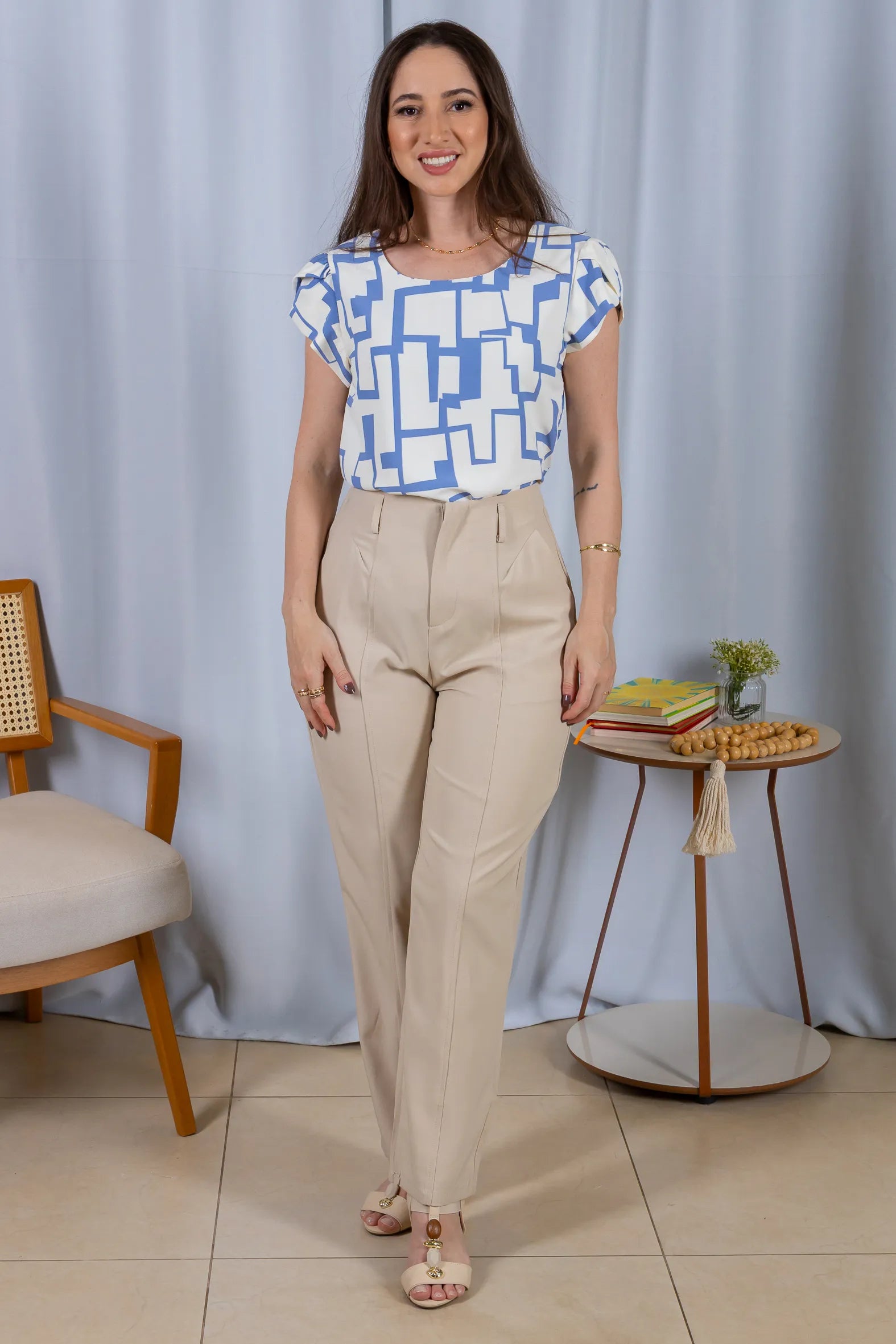 Blusa Manga Curta Transpassada Crepe Classic Carmen Estampada Geométrica Azul