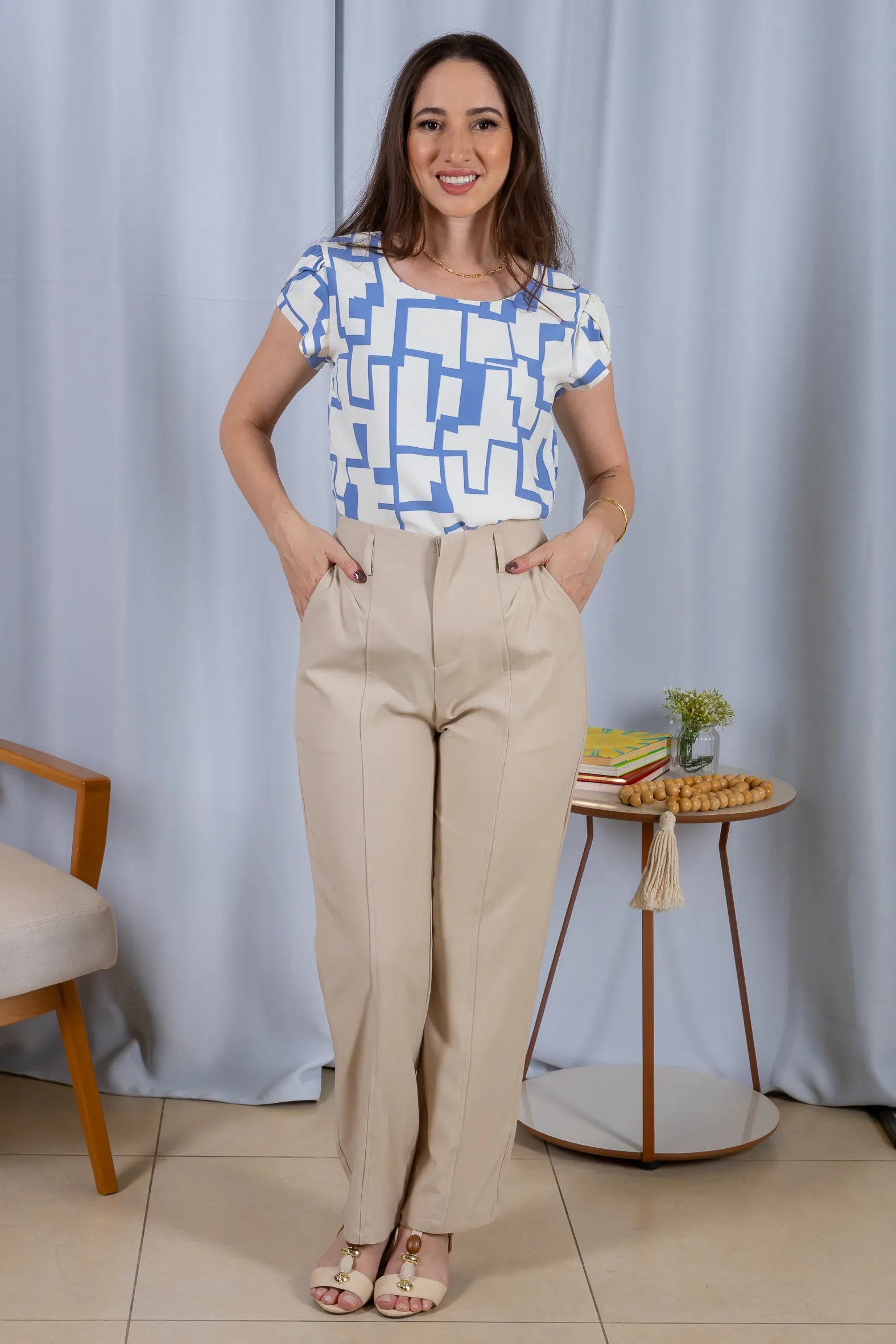 Blusa Manga Curta Transpassada Crepe Classic Carmen Estampada Geométrica Azul