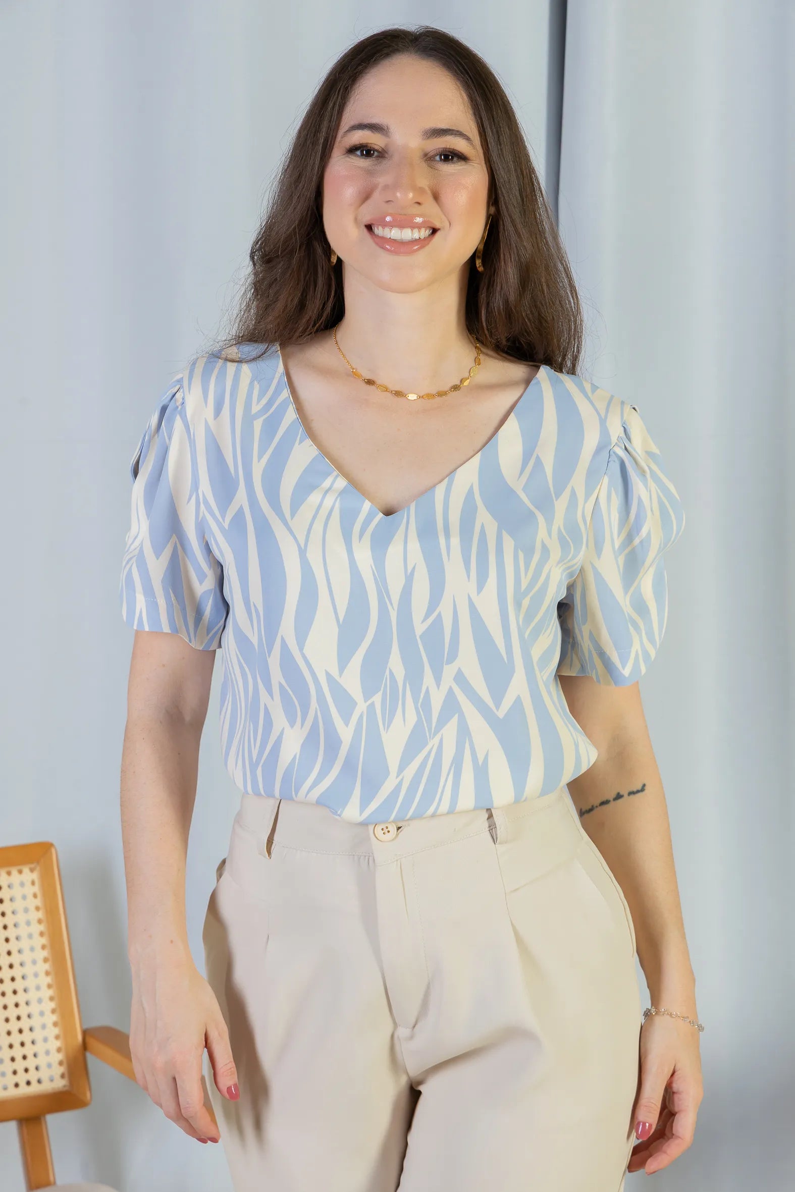 Blusa Manga Curta Detalhe Botão Decote "V" Crepe Classic Graciane Azul