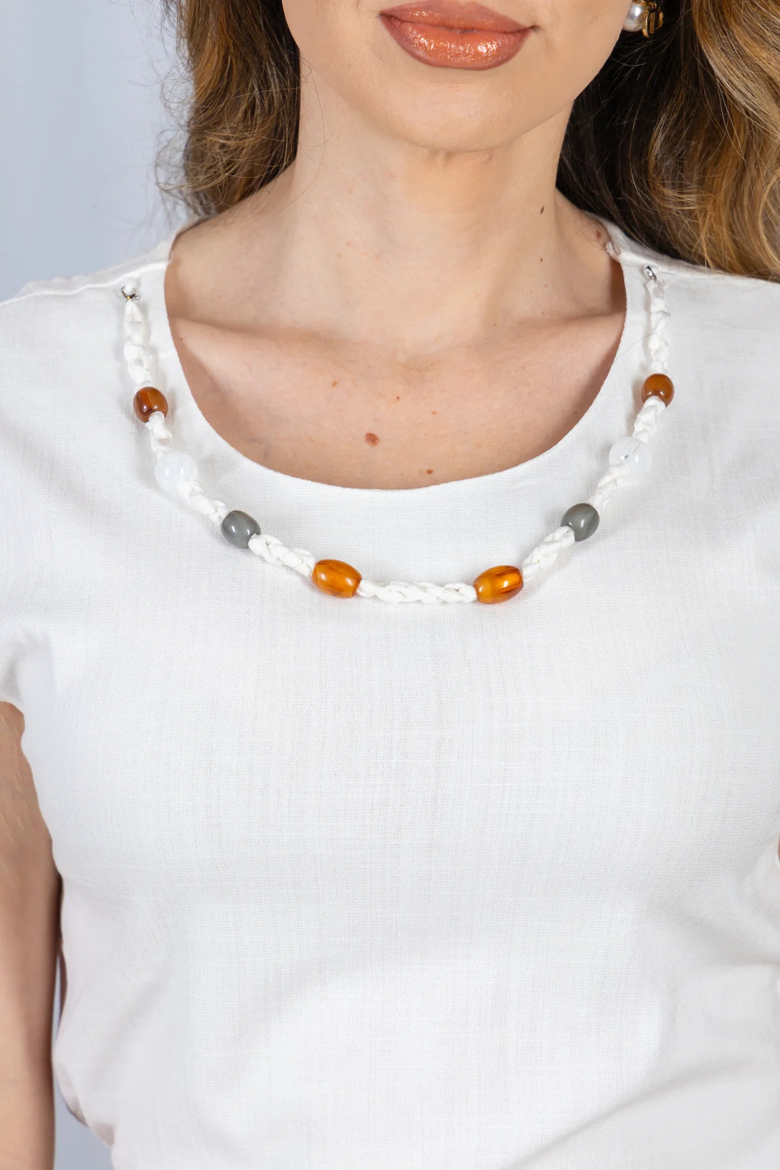 Blusa Manga Curta Visco Linen Detalhe Entrelaçado no Colo com Pedraria Iveth Branca